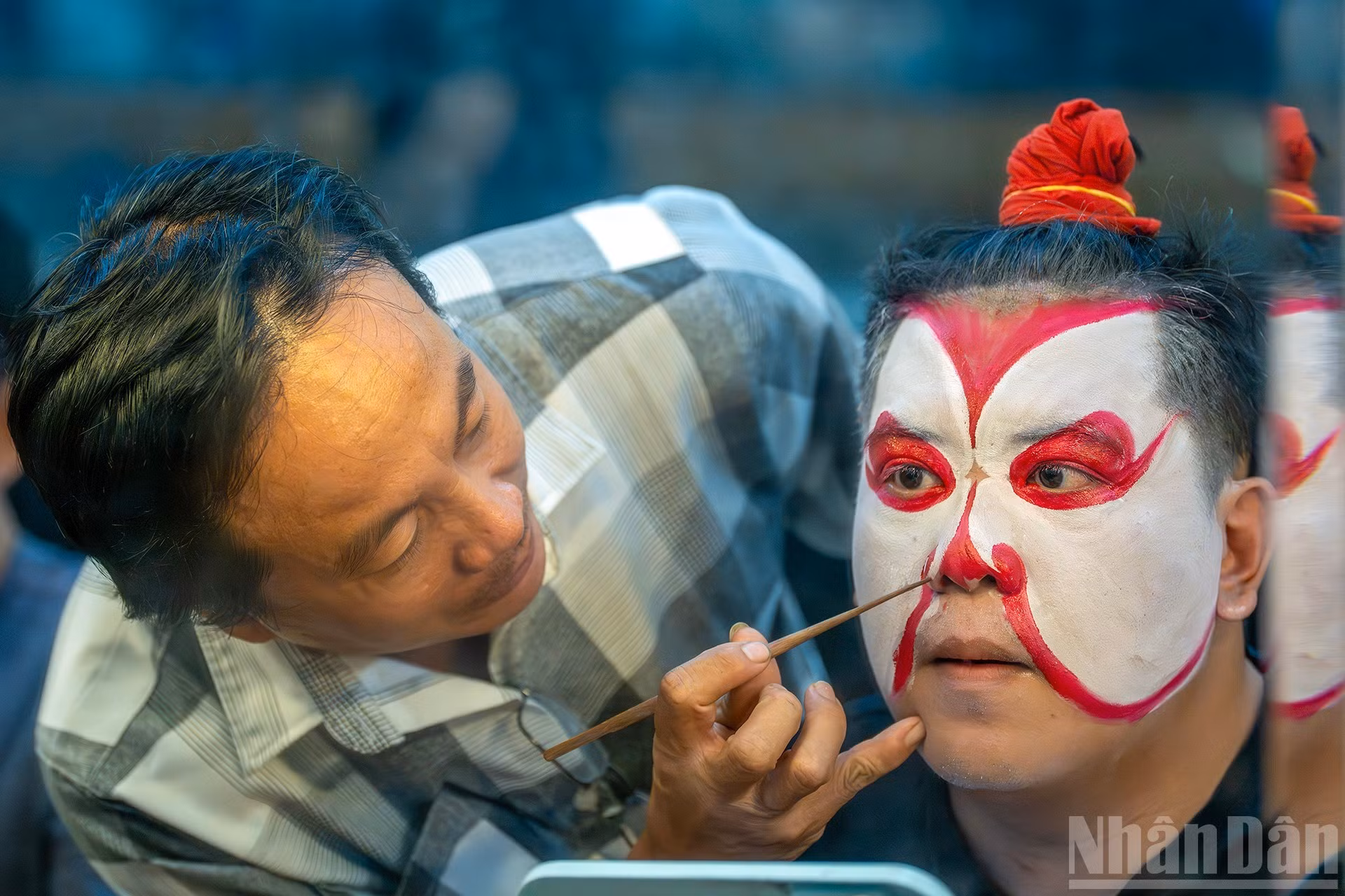 Каждый актер разукрашивает свое лицо самостоятельно, следуя установленным нормам масок персонажей и рекомендациям старшего поколения.