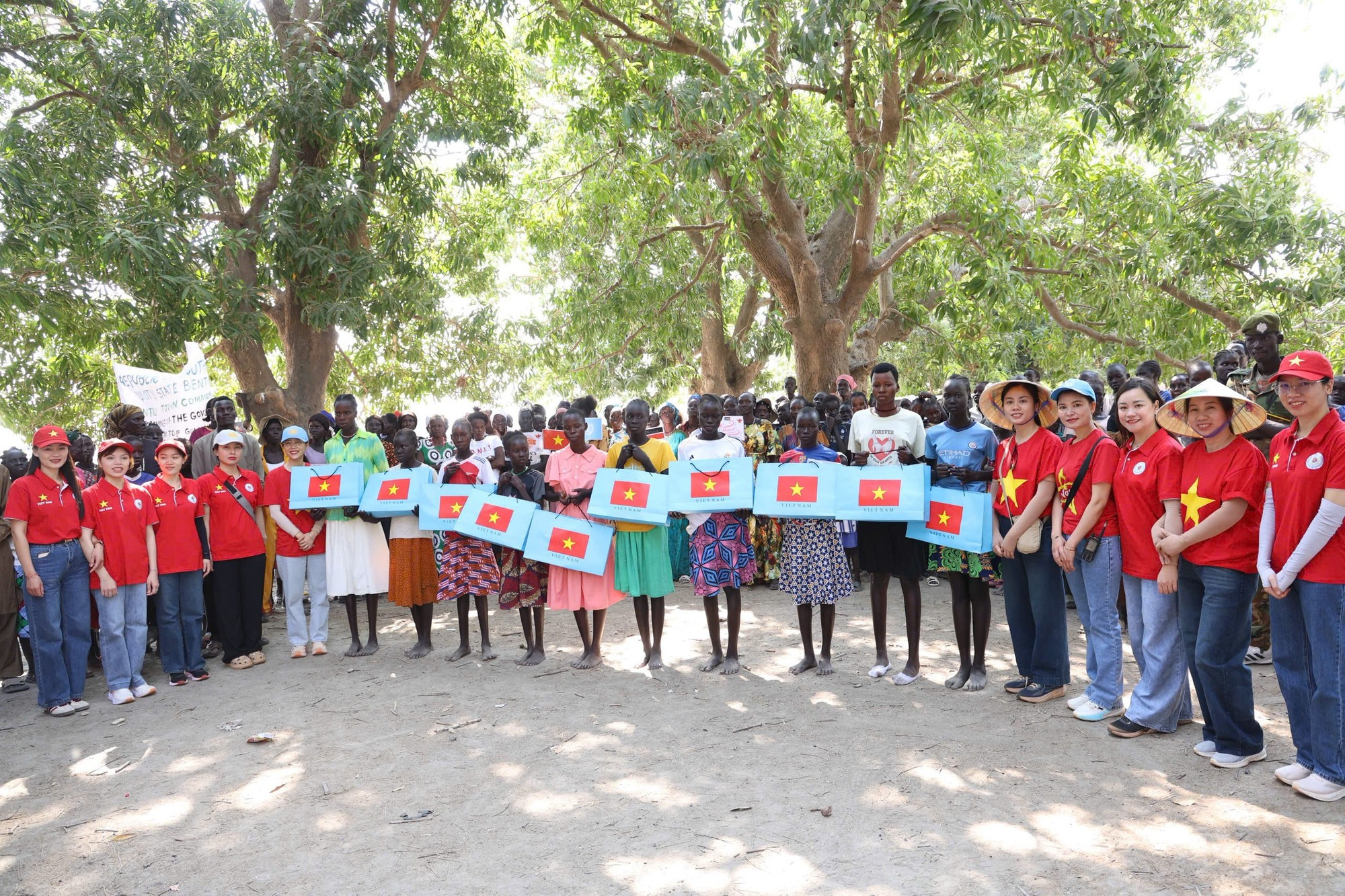 Женщины-военнослужащие Военно-полевого госпиталя Вьетнама 2-го уровня №7 вручают подарки женщинам деревни Нюмду (Бентиу, Южный Судан) по случаю Международного женского дня. (Фото: Тиен Фук)