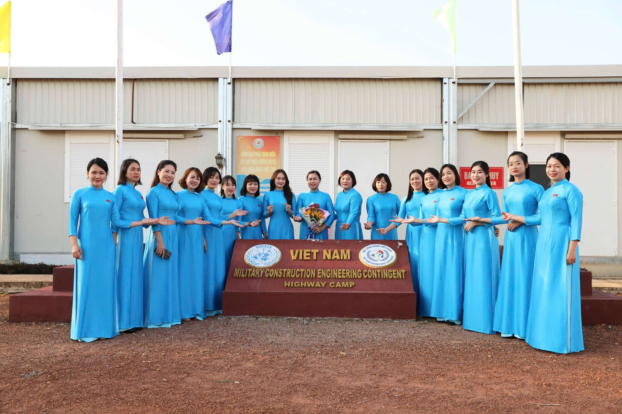 Женщины-военнослужащие Инженерно-саперного отряда №4 в составе Временных сил безопасности ООН в Абьее в традиционных костюмах «аозай». (Фото: Инженерно-саперный отряд №4)