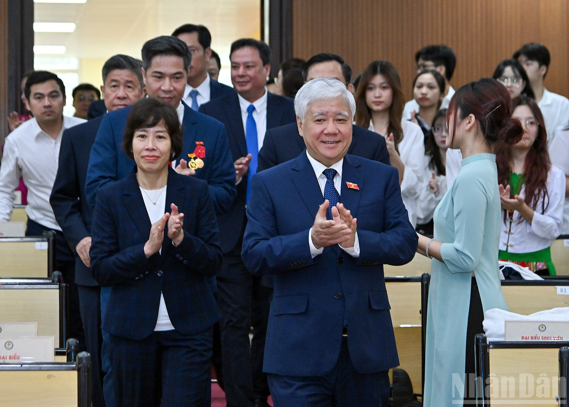 Заместитель председателя НС До Ван Тьиен прибывает на торжественное мероприятие.