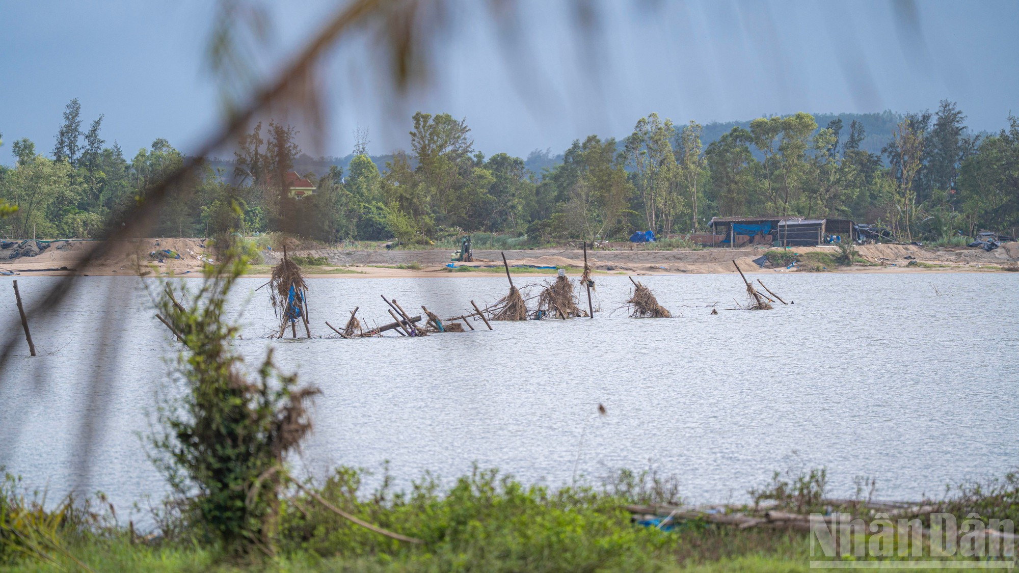 Часть конструкции осталась на дне реки после серии продолжительных ливней и наводнений.