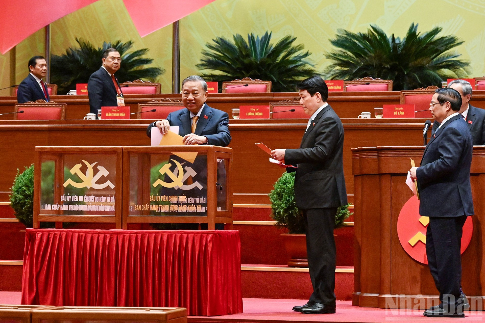 Генеральный секретарь ЦК КПВ То Лам, Президент Лыонг Кыонг, Премьер-министр Фам Минь Тьинь голосуют за избрание Центрального комитета КПВ XIV созыва. (Фото: Данг Кхоа)