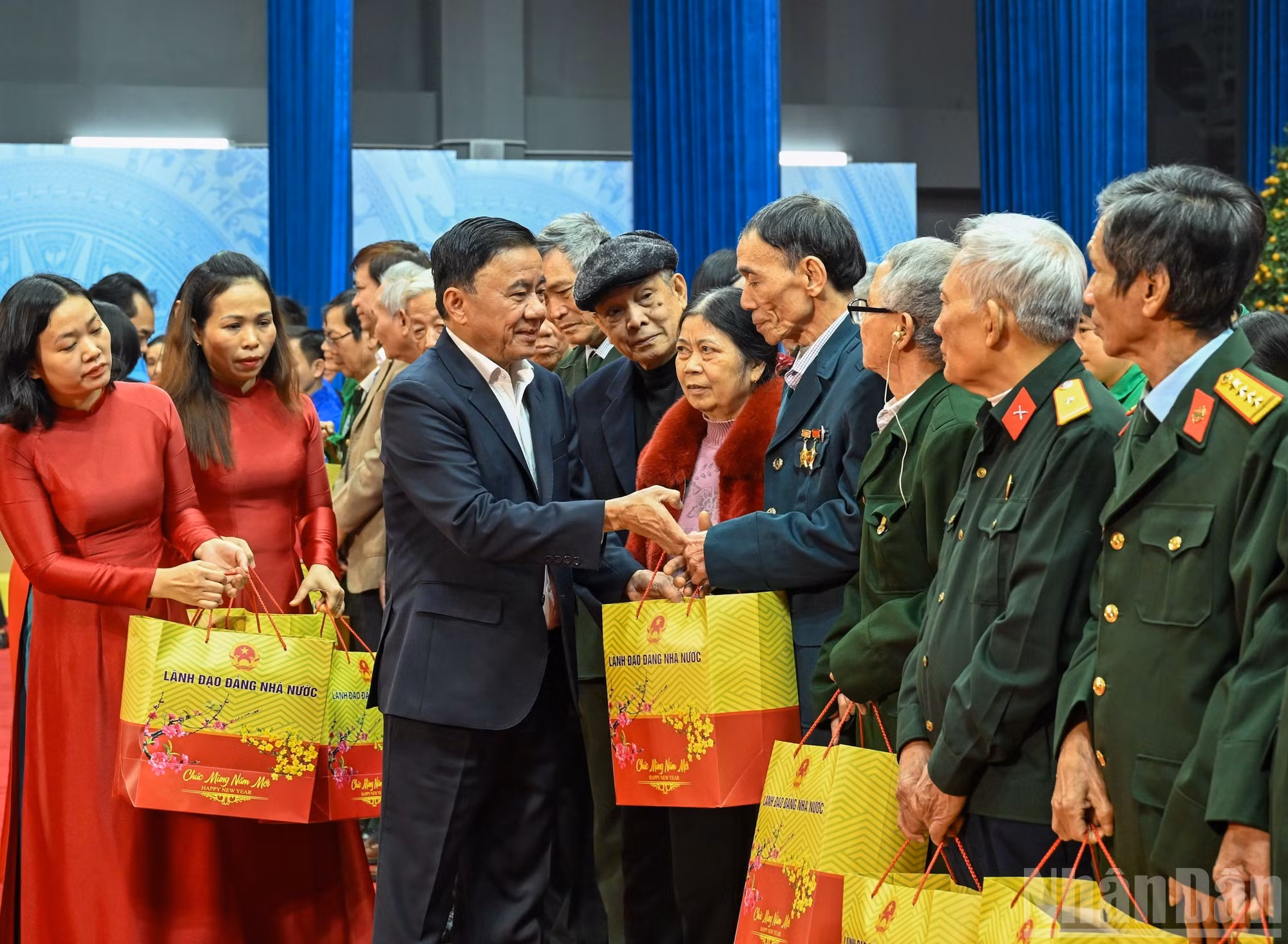 Постоянный член Секретариата ЦК КПВ Чан Кам Ту вручает подарки семьям льготных категорий, малообеспеченным семьям и трудящимся, оказавшимся в трудной жизненной ситуации, в провинции Лаокай. (Фото: Зюи Линь)