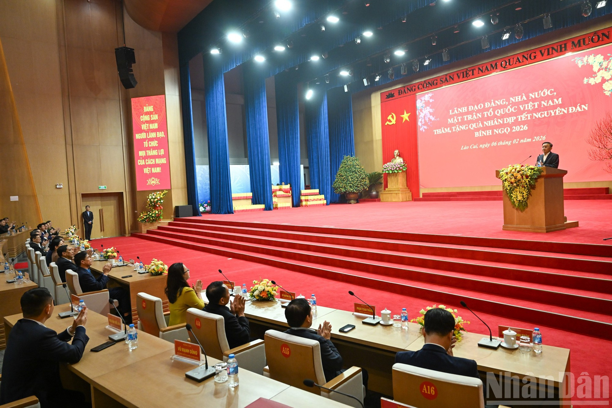 Постоянный член Секретариата ЦК КПВ Чан Кам Ту и делегация посещают семьи льготных категорий, малообеспеченные семьи, рабочих и трудящихся, оказавшихся в трудной жизненной ситуации, кадровых работников и военнослужащих вооруженных сил провинции Лаокай. (Фото: Зюи Линь)