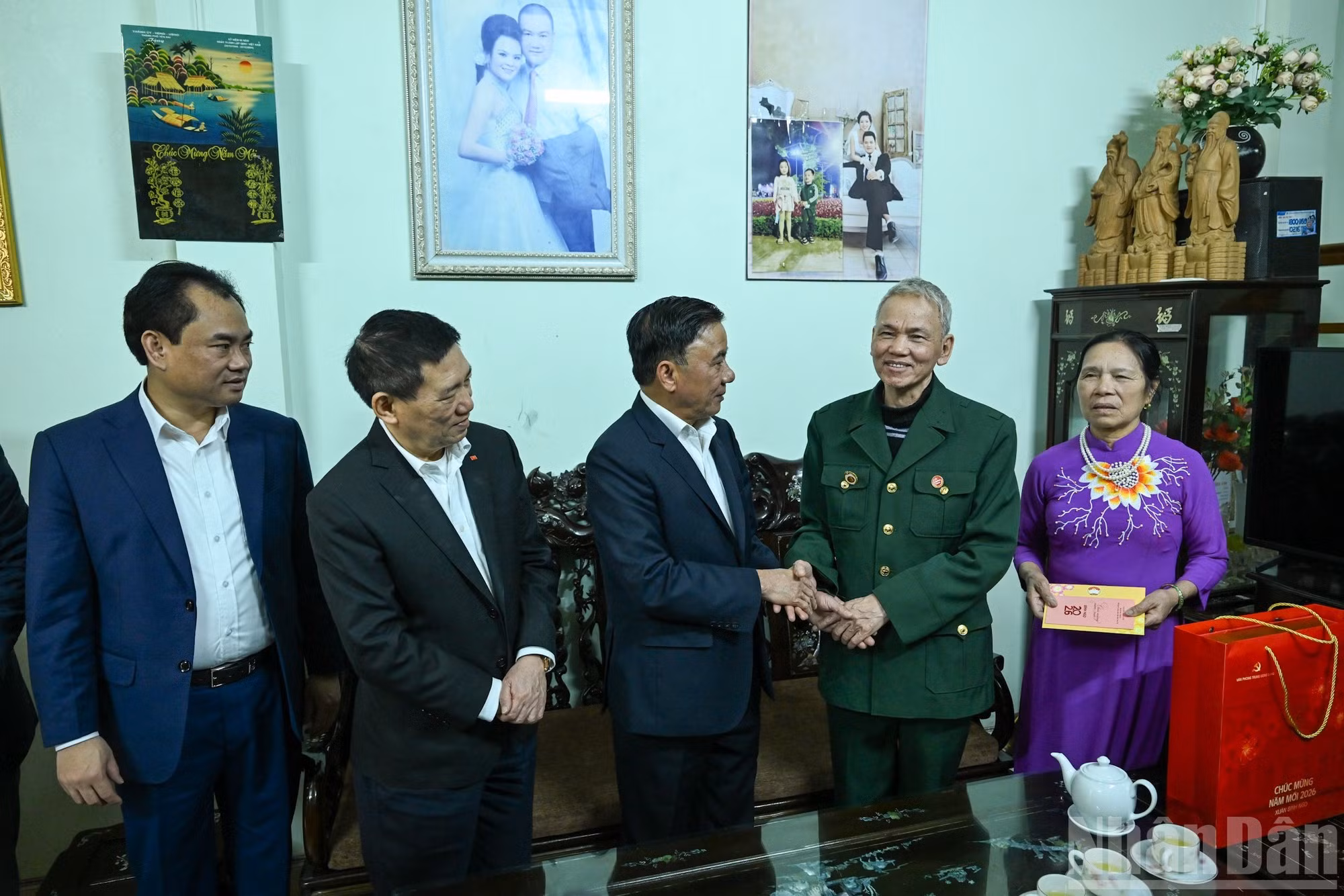 Постоянный член Секретариата ЦК КПВ Чан Кам Ту поздравляет с наступающим Тэтом товарища Ву Дык Тьона, инвалида войны I группы, в квартале Йенбай. (Фото: Зюи Линь)