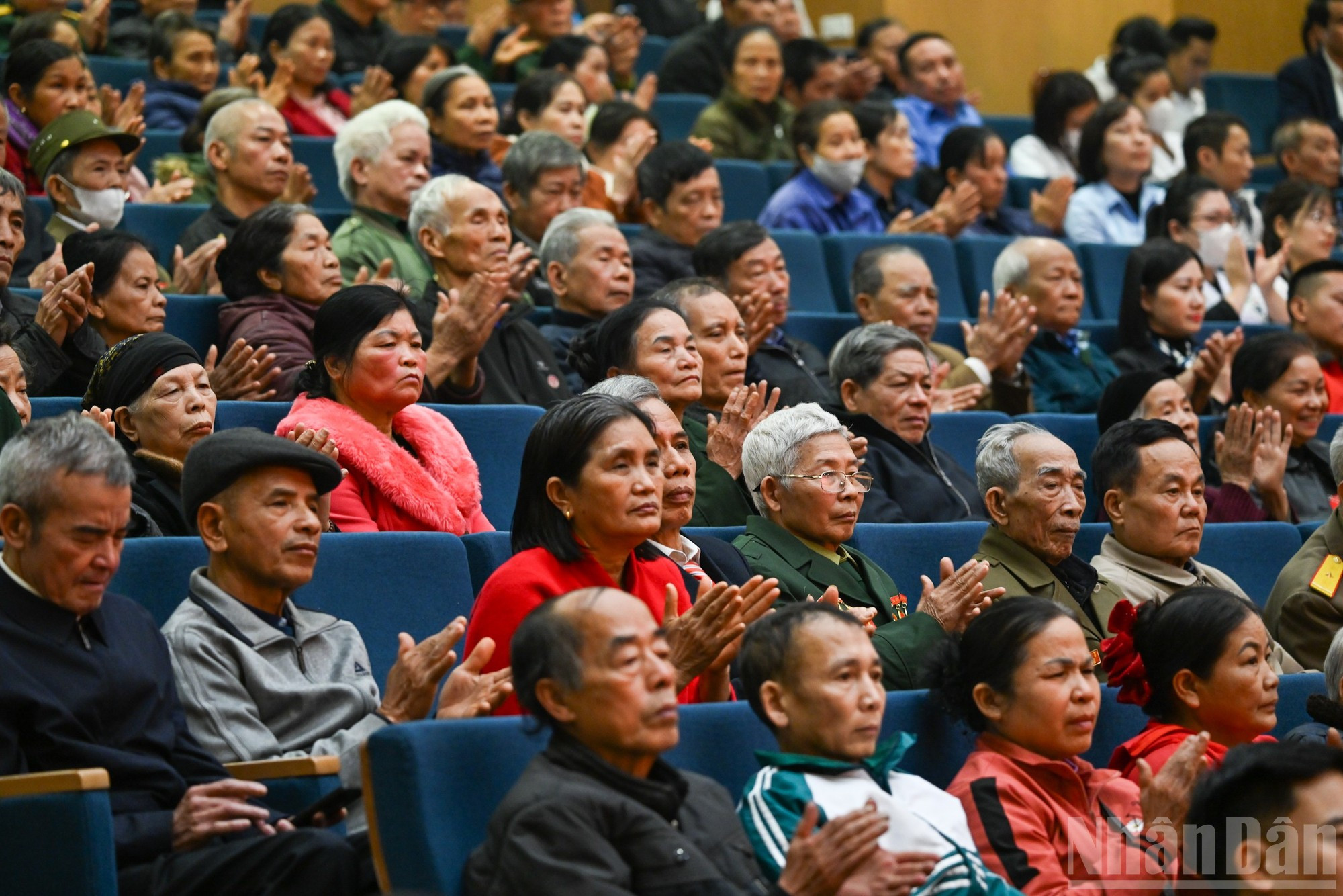 Представители семей льготных категорий, малообеспеченных домохозяйств, трудящихся, оказавшихся в трудной жизненной ситуации, кадровые работники и военнослужащие вооруженных сил провинции Лаокай на встрече. (Фото: Зюи Линь)