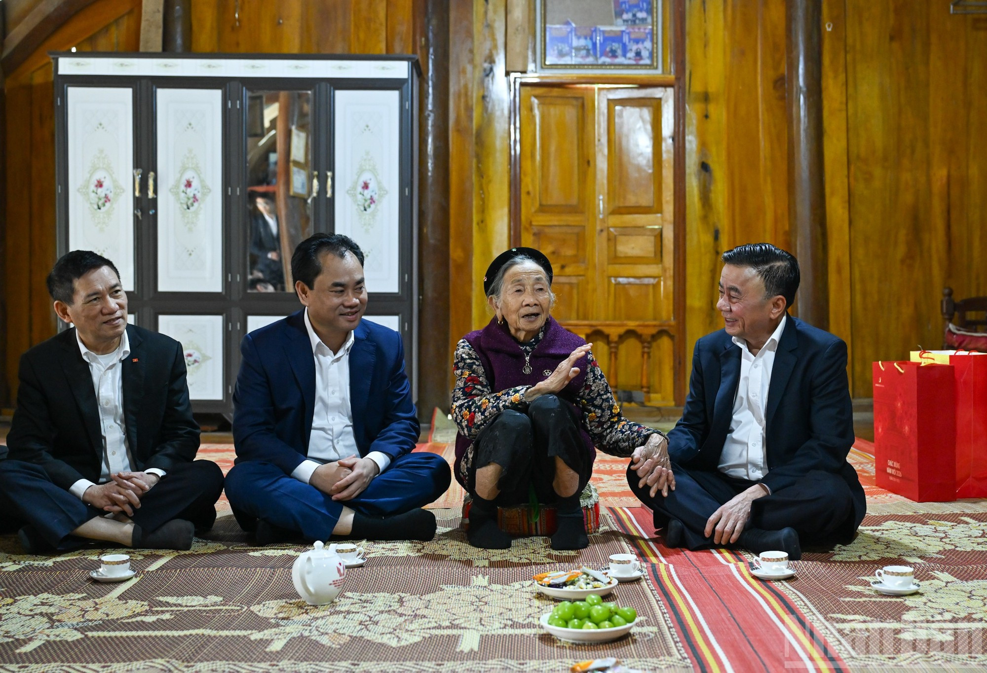 Постоянный член Секретариата ЦК КПВ Чан Кам Ту и делегация навещают вьетнамскую мать-героиню Ха Тхи Хао в общине Кюимонг. (Фото: Зюи Линь)