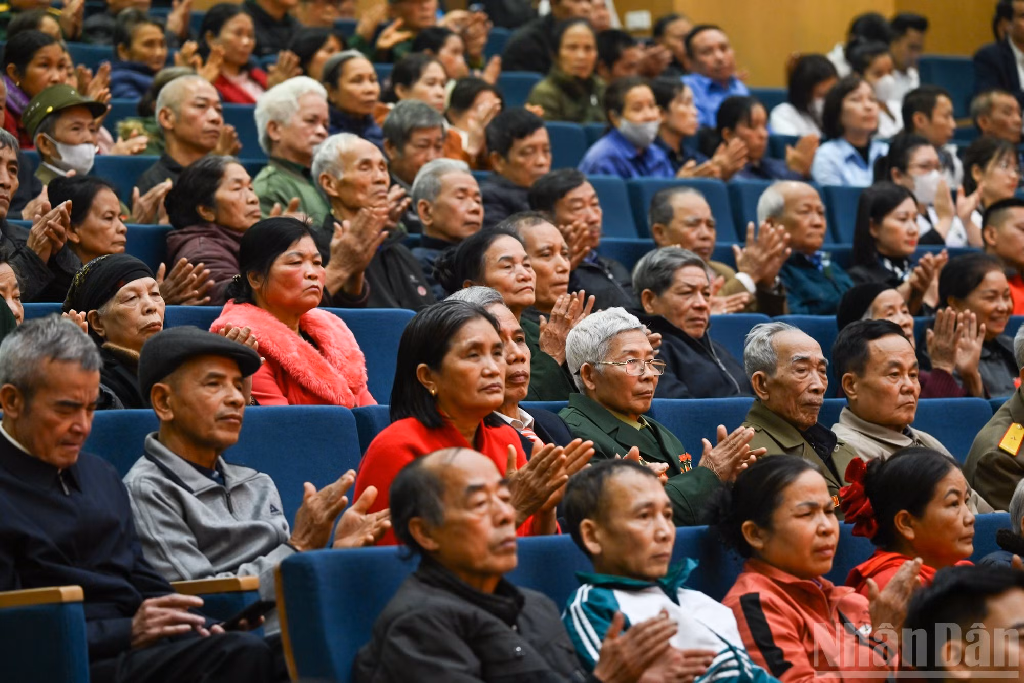 Представители семей льготных категорий, малообеспеченных домохозяйств, трудящихся, оказавшихся в трудной жизненной ситуации, кадровые работники и военнослужащие вооруженных сил провинции Лаокай на встрече. (Фото: Зюи Линь)