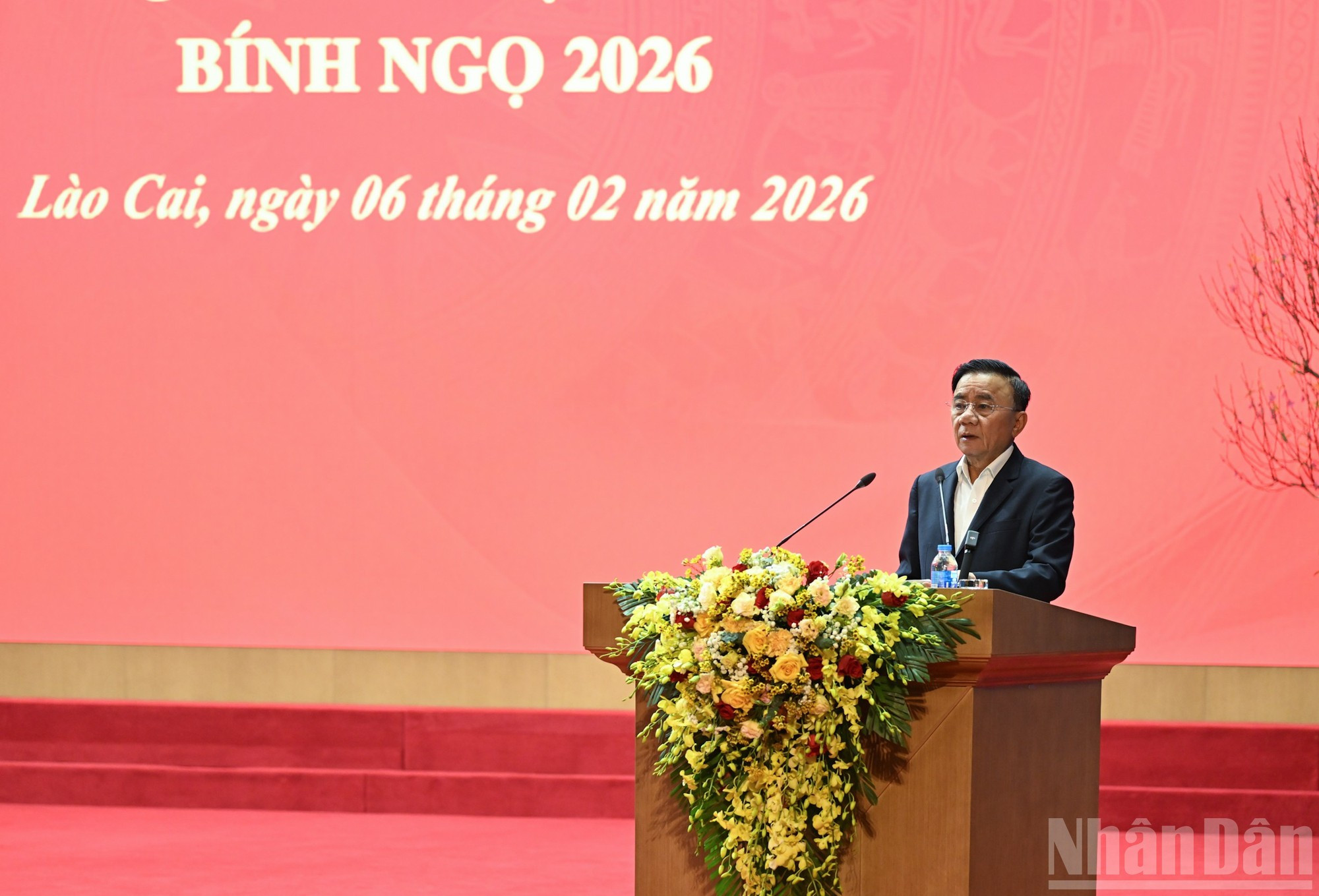 Постоянный член Секретариата ЦК КПВ Чан Кам Ту выступает с новогодним поздравлением в адрес семей льготных категорий, малообеспеченных семей, трудящихся, оказавшихся в сложных условиях, кадровых работников и военнослужащих вооруженных сил провинции Лаокай. (Фото: Зюи Линь)