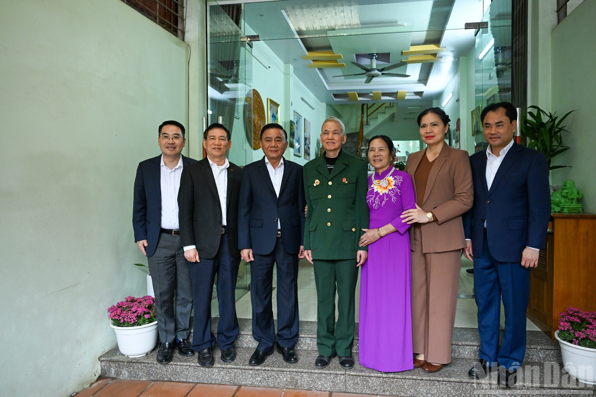 Постоянный член Секретариата ЦК КПВ Чан Кам Ту поздравляет с наступающим Тэтом товарища Ву Дык Тьона, инвалида войны I группы, в квартале Йенбай. (Фото: Зюи Линь)