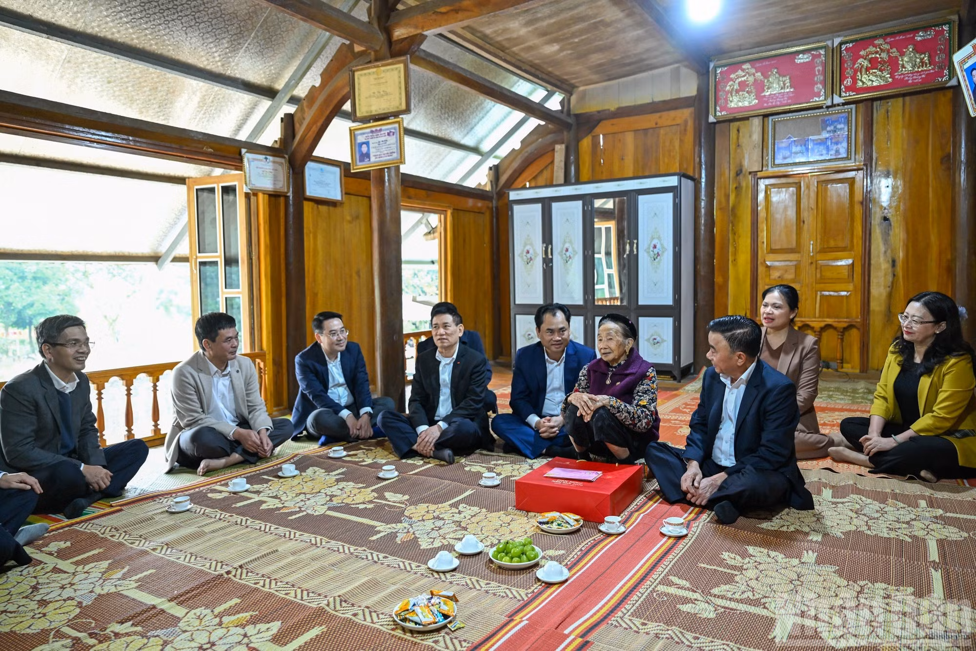 Постоянный член Секретариата ЦК КПВ Чан Кам Ту и делегация навещают вьетнамскую мать-героиню Ха Тхи Хао в общине Кюимонг. (Фото: Зюи Линь)