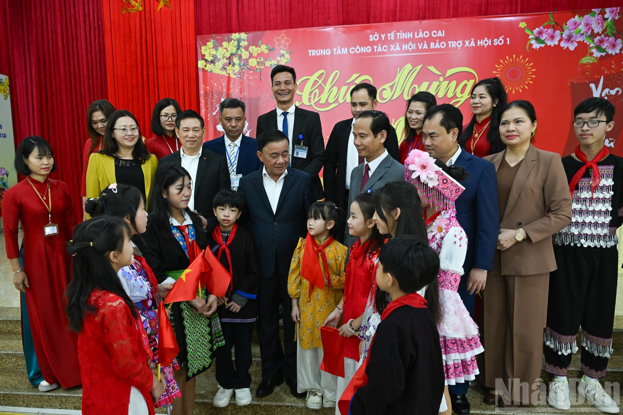 Постоянный член Секретариата ЦК КПВ Чан Кам Ту вручает подарки в Центре социальной работы и социальной опеки № 1 провинции Лаокай. (Фото: Зюи Линь)