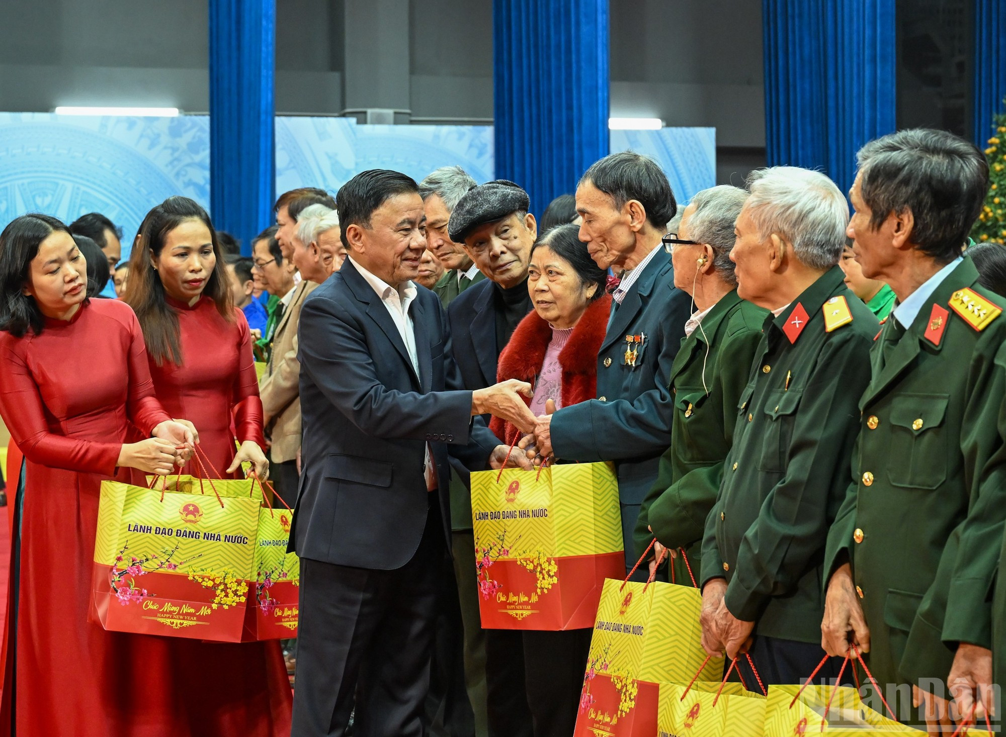 Постоянный член Секретариата ЦК КПВ Чан Кам Ту вручает подарки семьям льготных категорий, малообеспеченным семьям и трудящимся, оказавшимся в трудной жизненной ситуации, в провинции Лаокай. (Фото: Зюи Линь)
