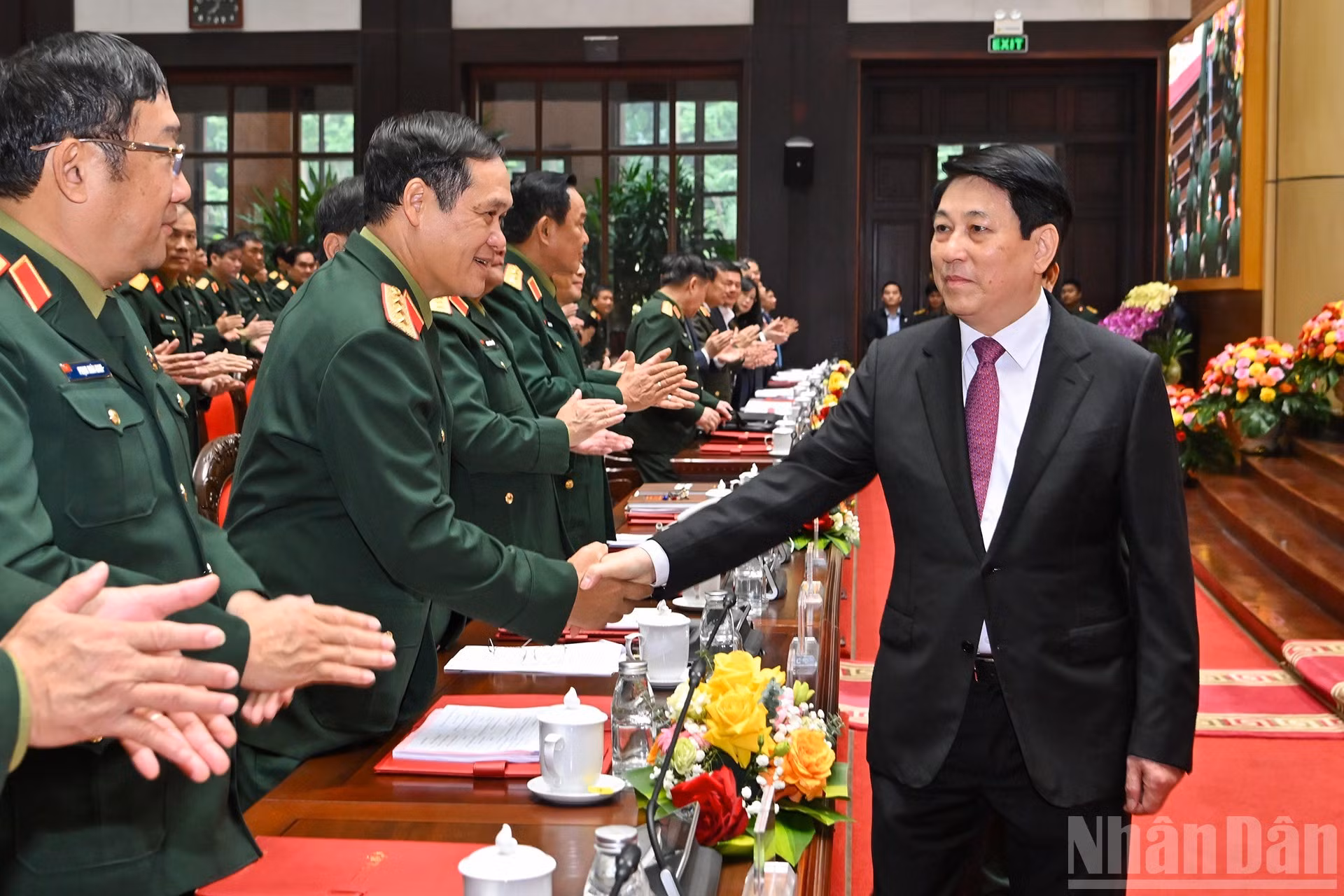 Президент Вьетнама Лыонг Кыонг с делегатами на конференции.