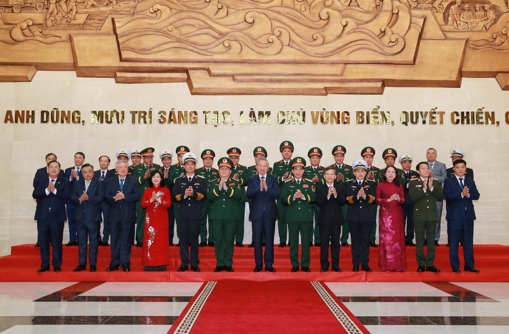 Генеральный секретарь ЦК КПВ То Лам и участники церемонии.