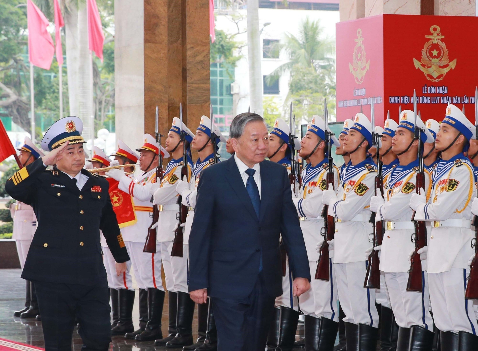Генеральный секретарь ЦК КПВ То Лам обходит строй почетного караула Вьетнамской народной армии на церемонии.