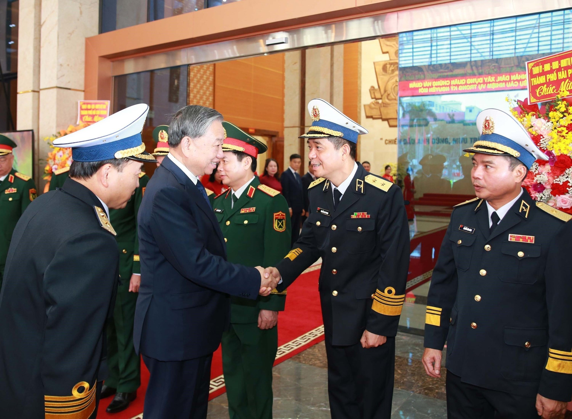 Генеральный секретарь ЦК КПВ То Лам и участники церемонии.