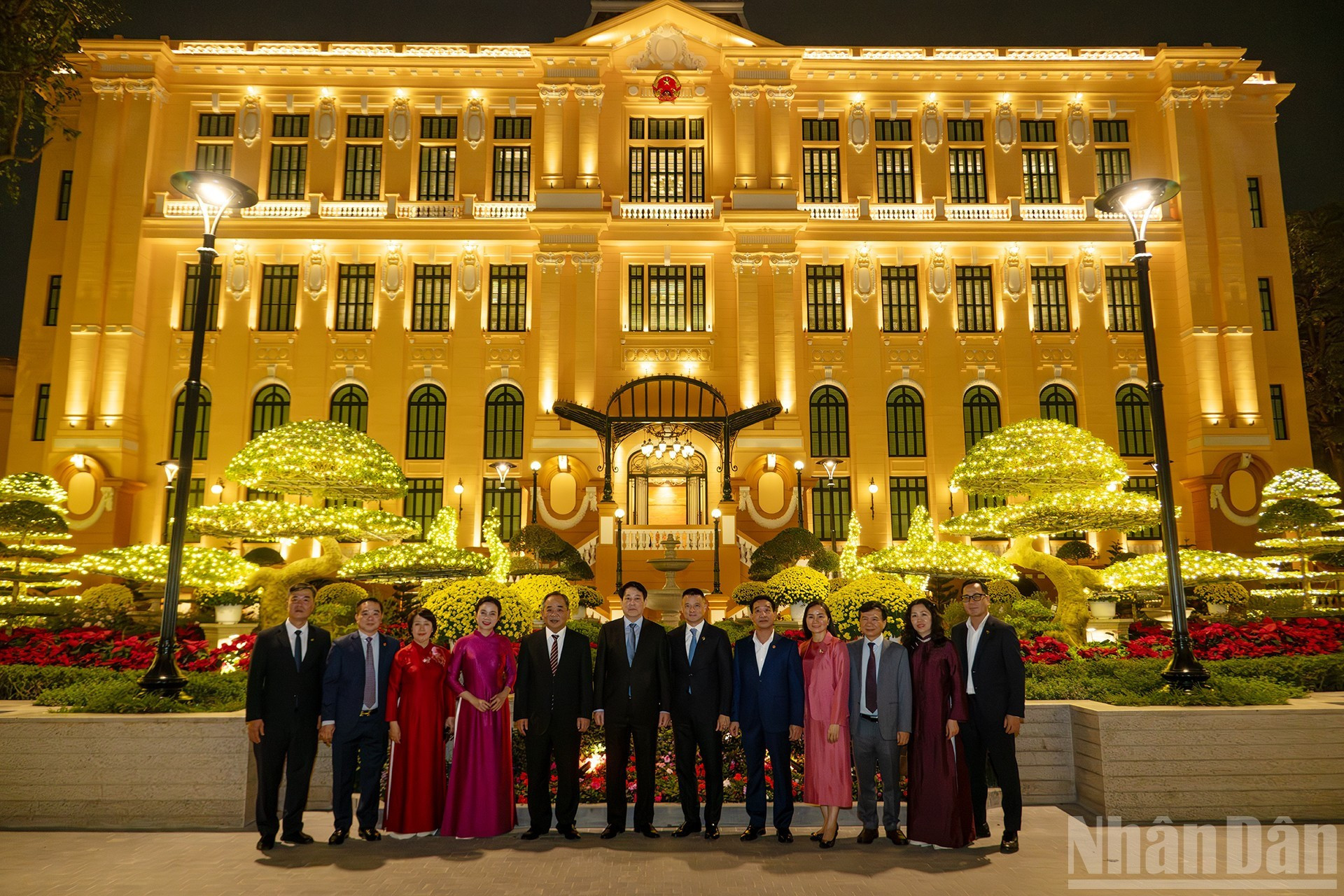 Президент Лыонг Кыонг с делегатами на территории здания Канцелярии Президента в Бакбофу.