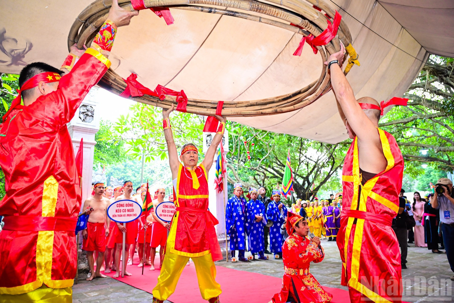 Проводился ритуал поднятия каната для исполнения ритуала перетягивания.