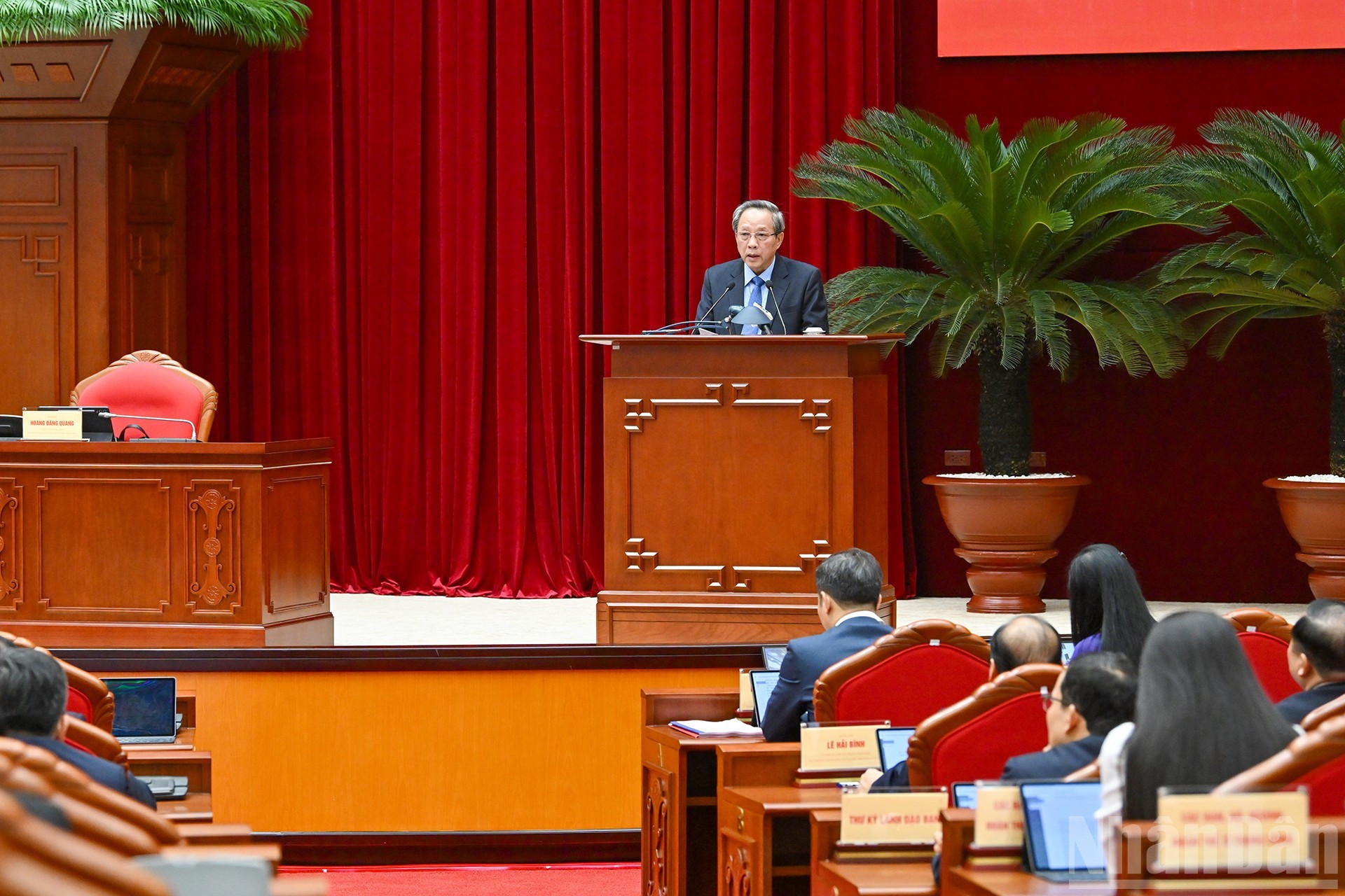 Постоянный заместитель заведующего Организационным отделом ЦК КПВ Хоанг Данг Куанг представляет доклад.