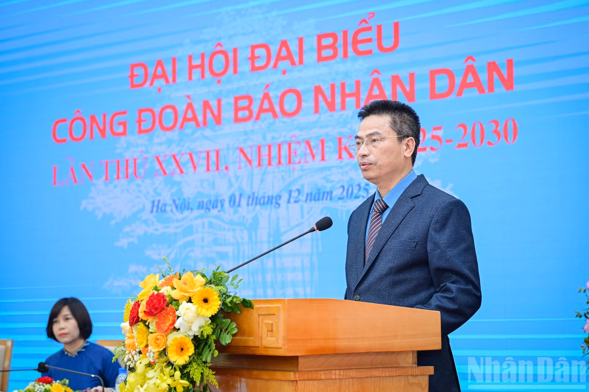 Постоянный заместитель председателя Профсоюза науки и технологий Вьетнама Фам Куанг Хыонг выступает с речью на конференции.