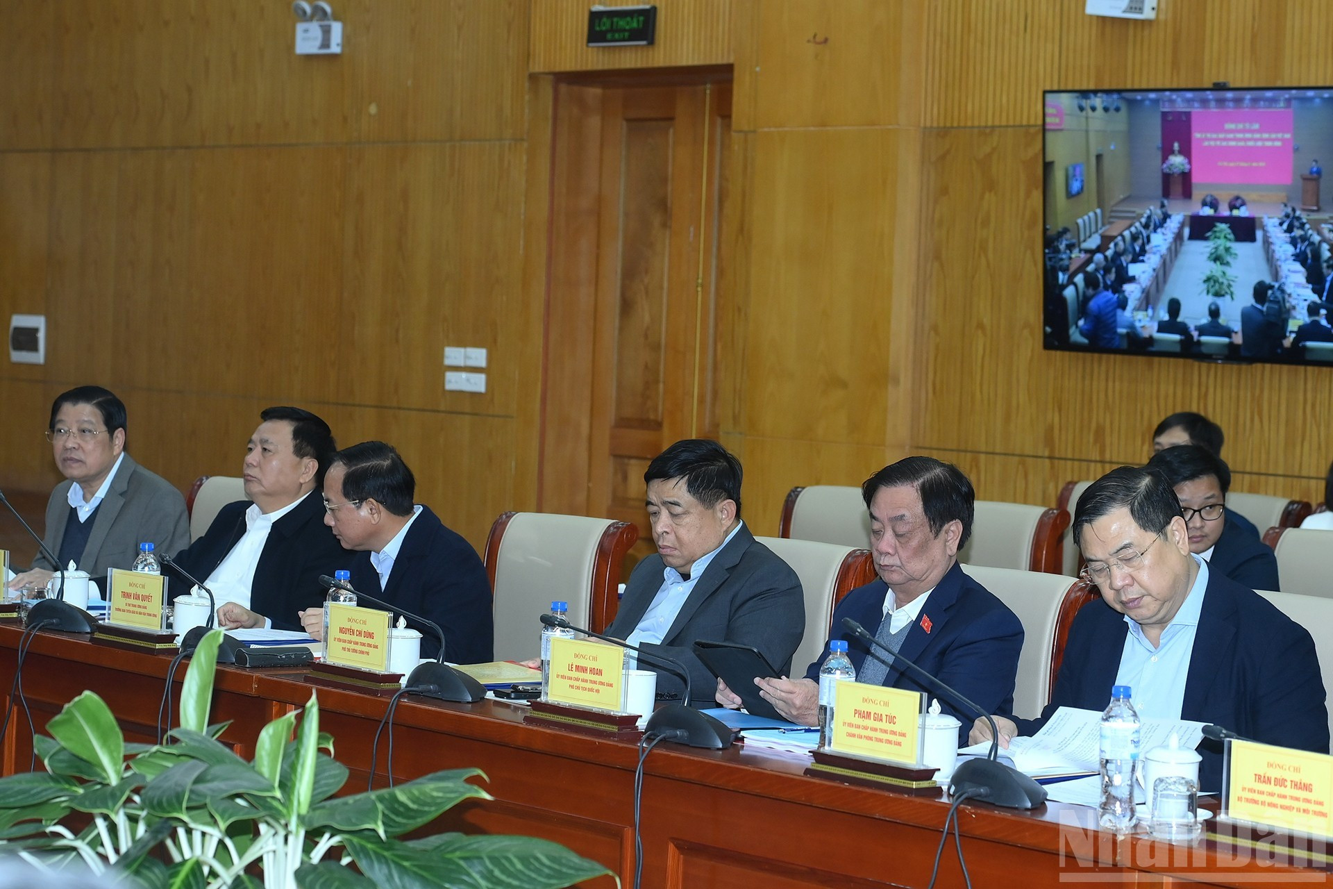 Руководители Партии и Государства, а также делегаты, участвующие в рабочей встрече.