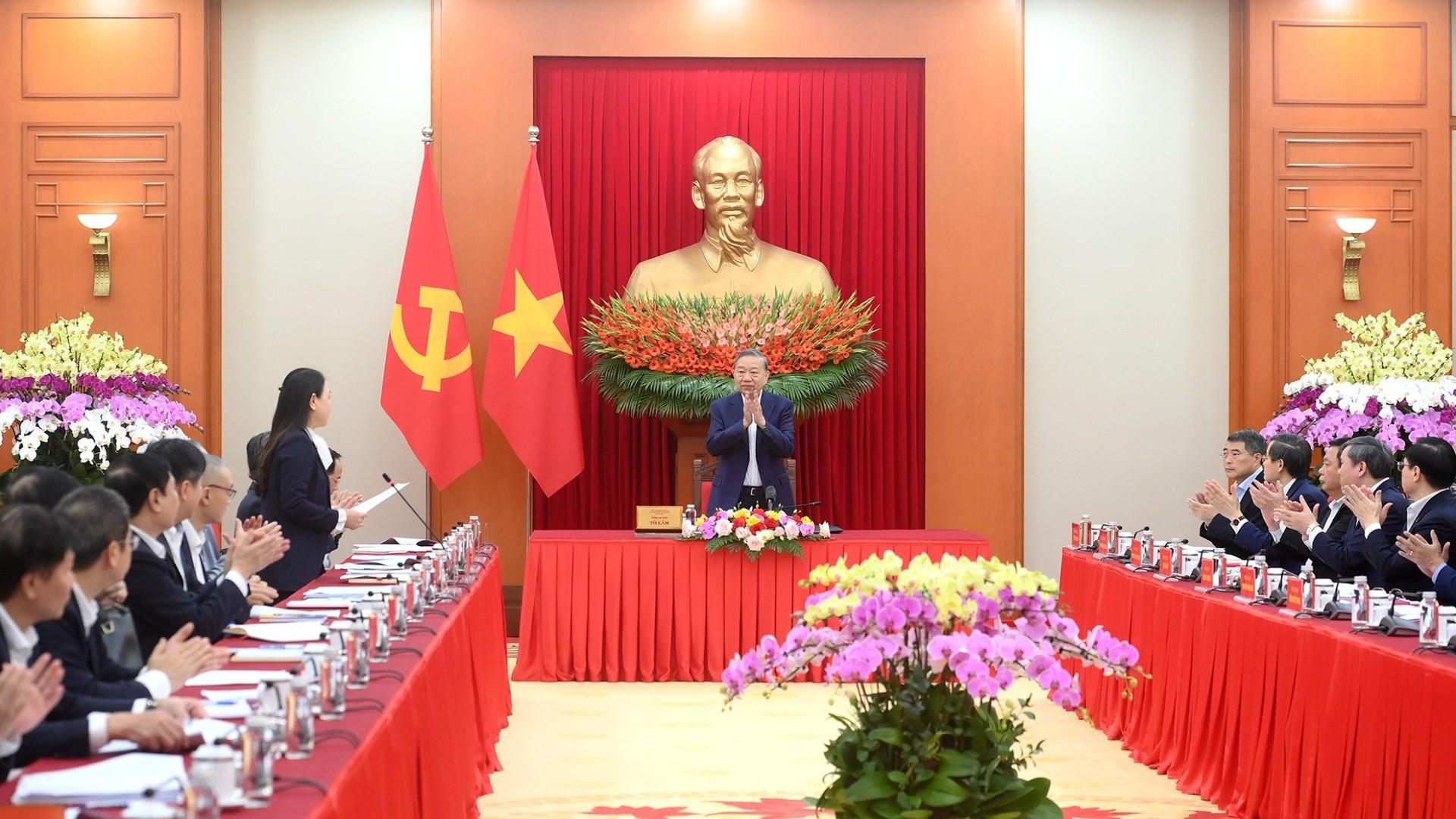 Генеральный секретарь ЦК КПВ То Лам председательствует на рабочем совещании.