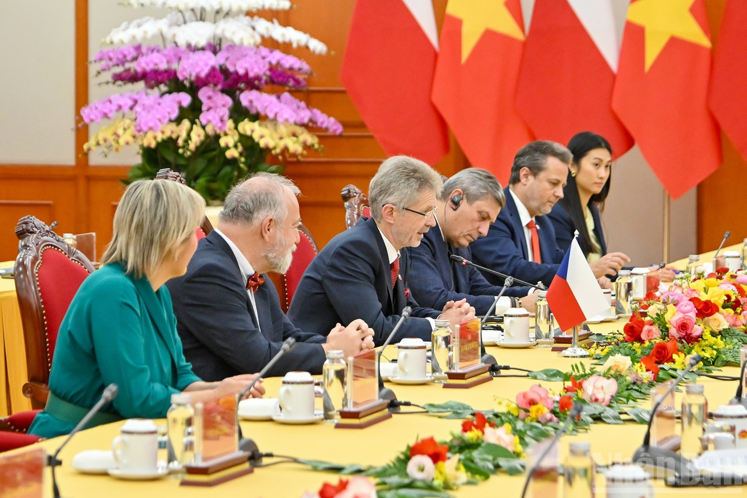 Председатель Сената Чехии Милош Выстрчил и сопровождающие его лица на приеме.