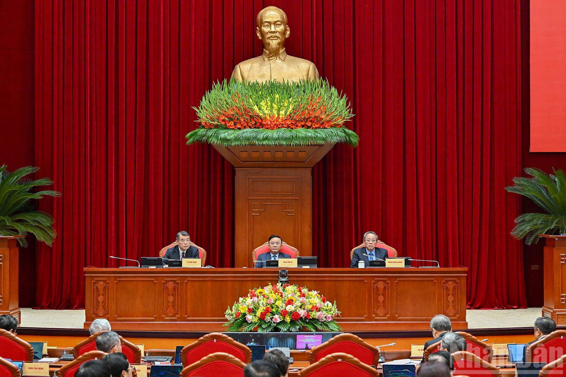 Товарищ Чан Кам Ту и руководители Организационного отдела ЦК КПВ сопредседательствуют на конференции.