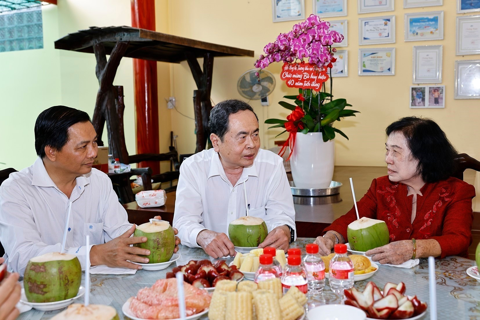 Председатель Национального собрания Чан Тхань Ман навещает семью товарища Чыонг Винь Чонга. (Фото: ВИА)