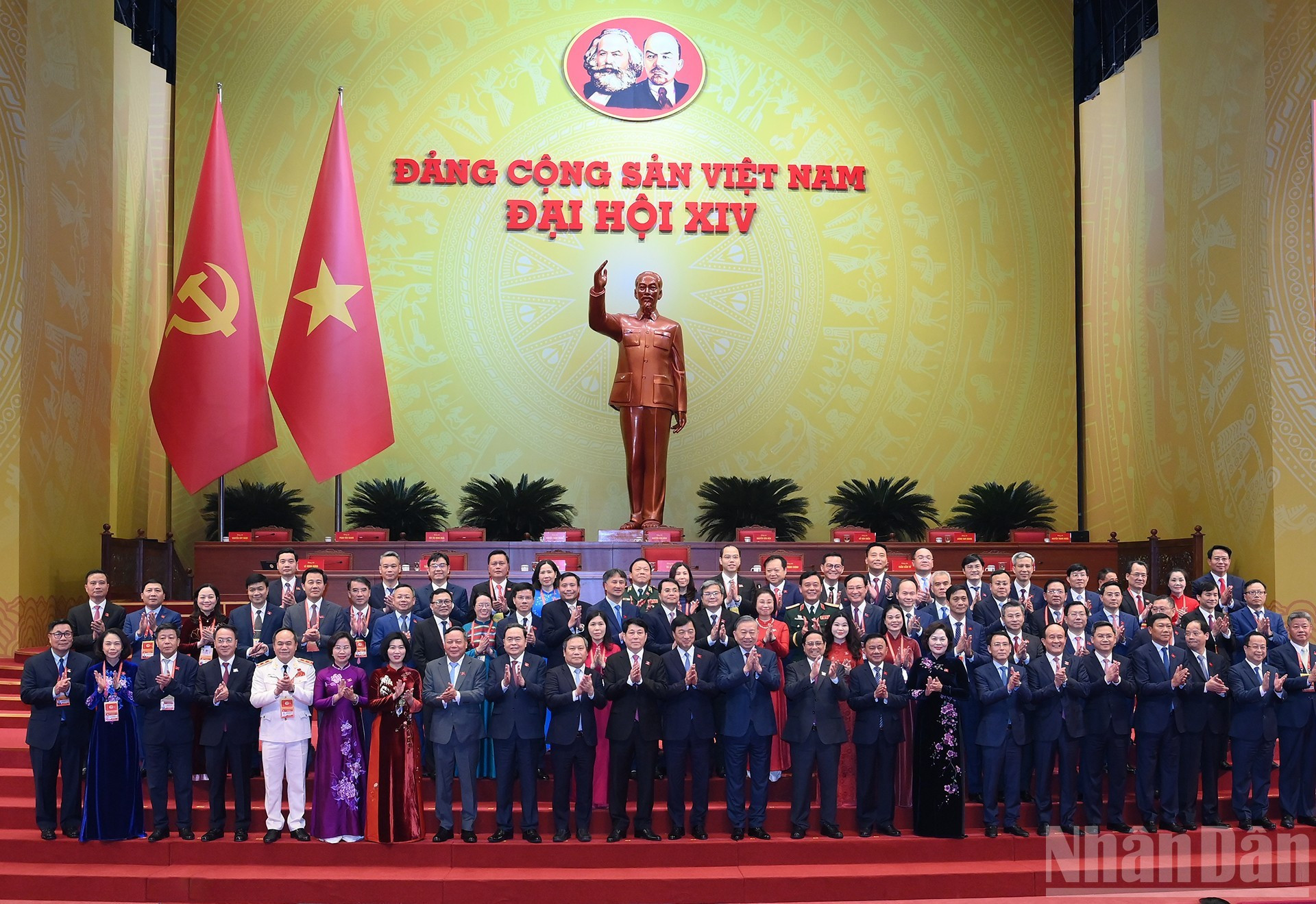 Руководители Партии и Государства, делегаты на подготовительном заседании XIV съезда Партии. (Фото: Тхюи Нгуен)