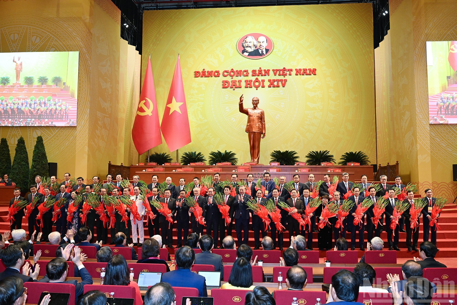 Генеральный секретарь ЦК КПВ То Лам вместе с руководителями вручает цветы товарищам, не вошедшим в состав Центрального комитета XIV созыва. (Фото: Чан Хай)