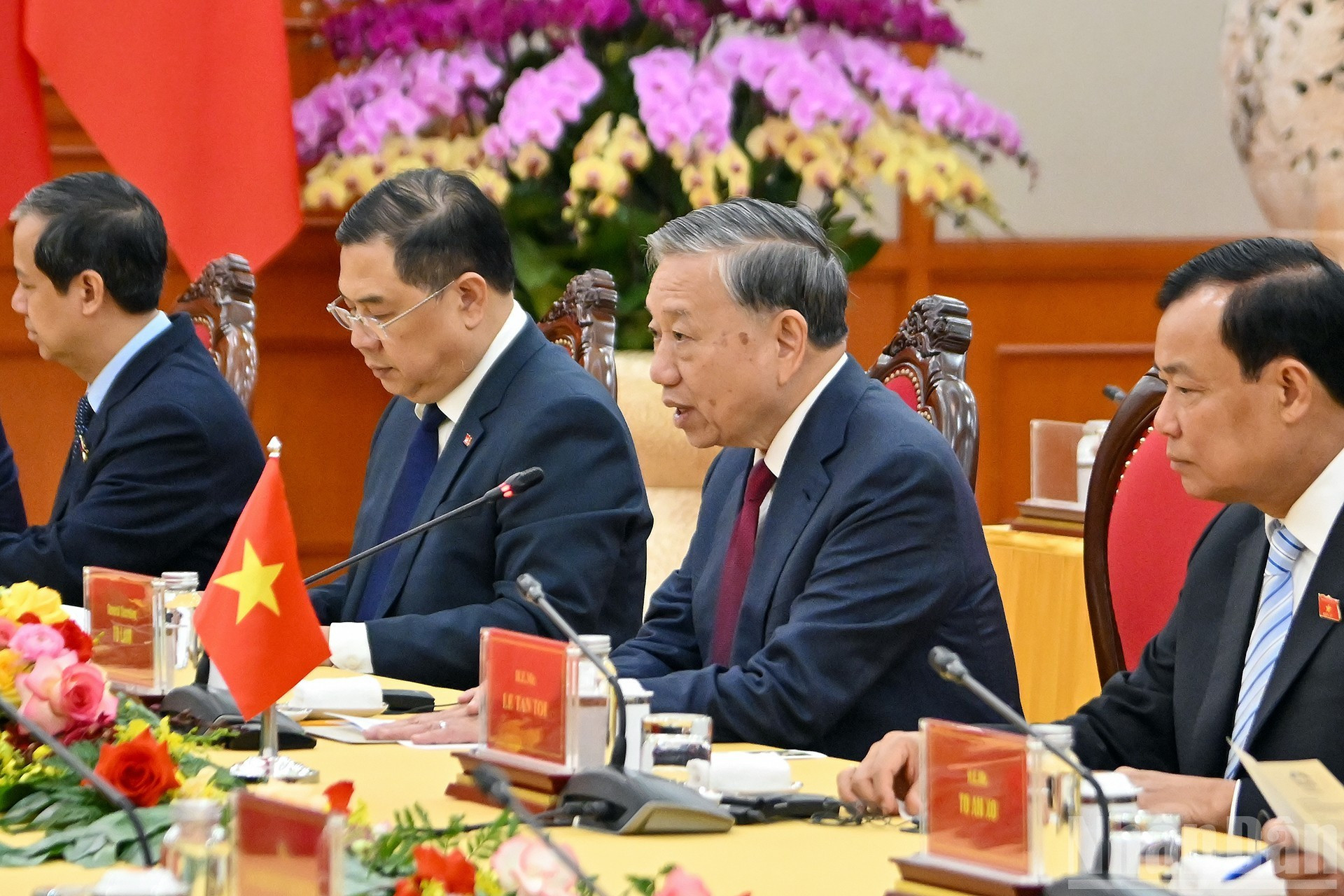 Генеральный секретарь ЦК КПВ То Лам выступает на приеме.
