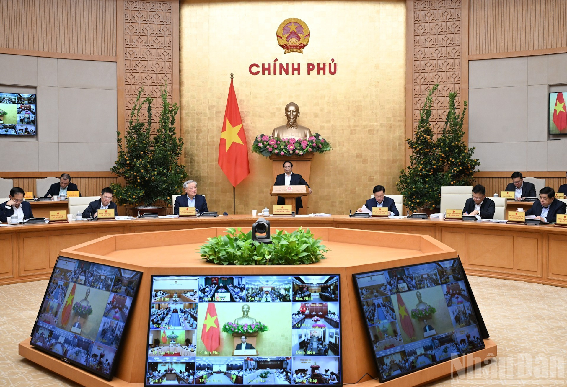 Премьер-министр Фам Минь Тьинь председательствует на заседании.