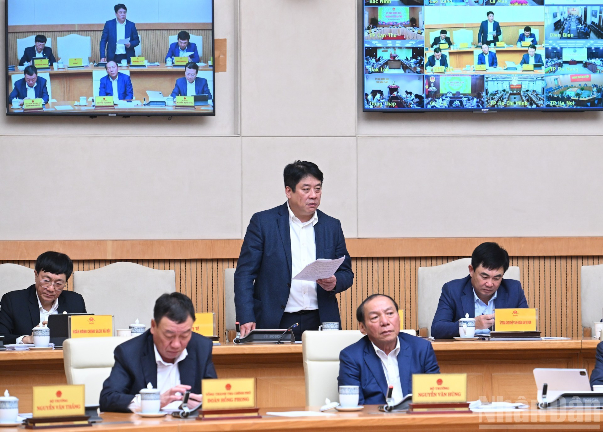 Генеральный директор Вьетнамской электроэнергетической корпорации (EVN) Нгуен Ань Туан выступает на заседании.