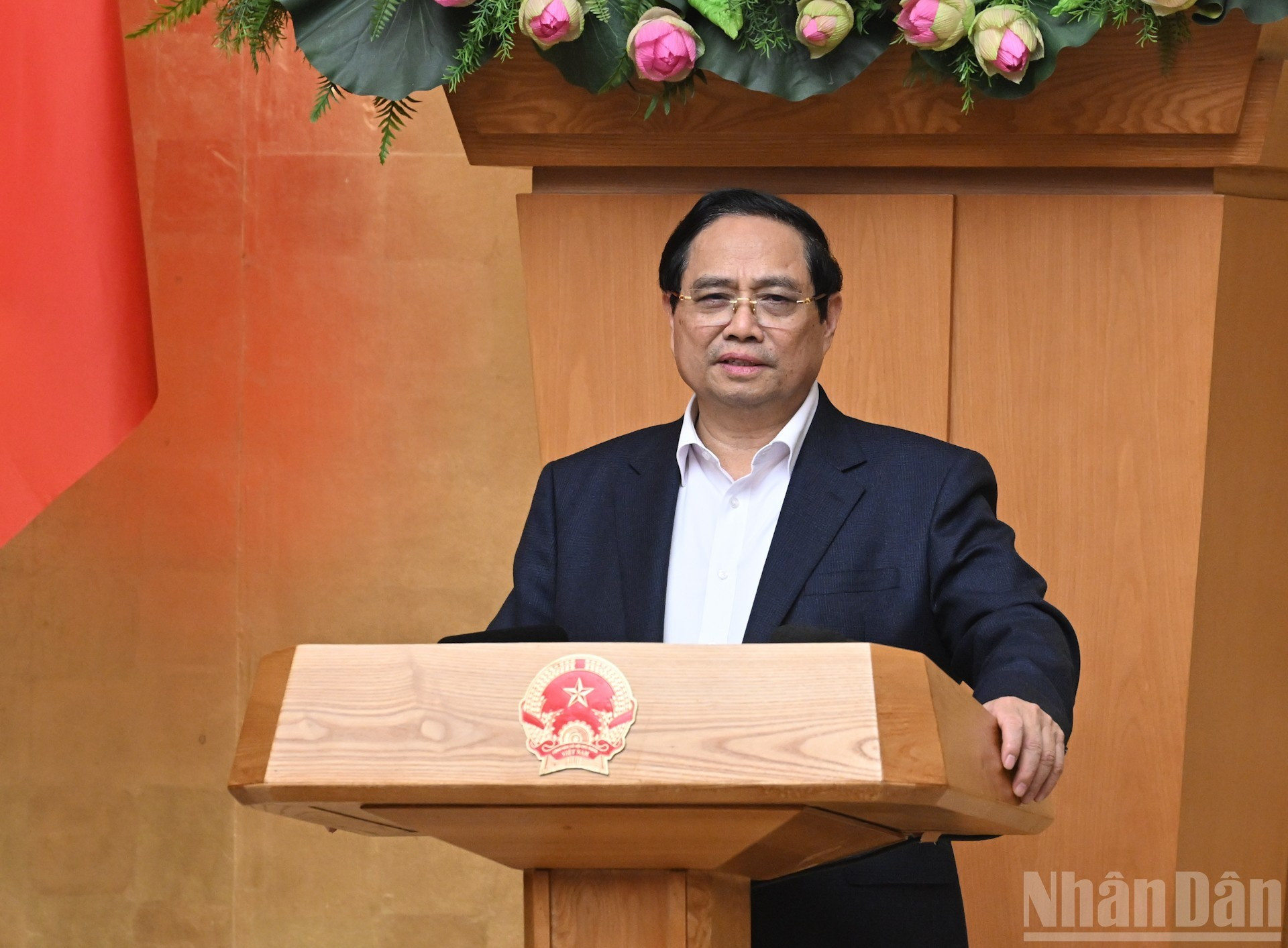 Премьер-министр Фам Минь Тьинь выступает с руководящей речью.