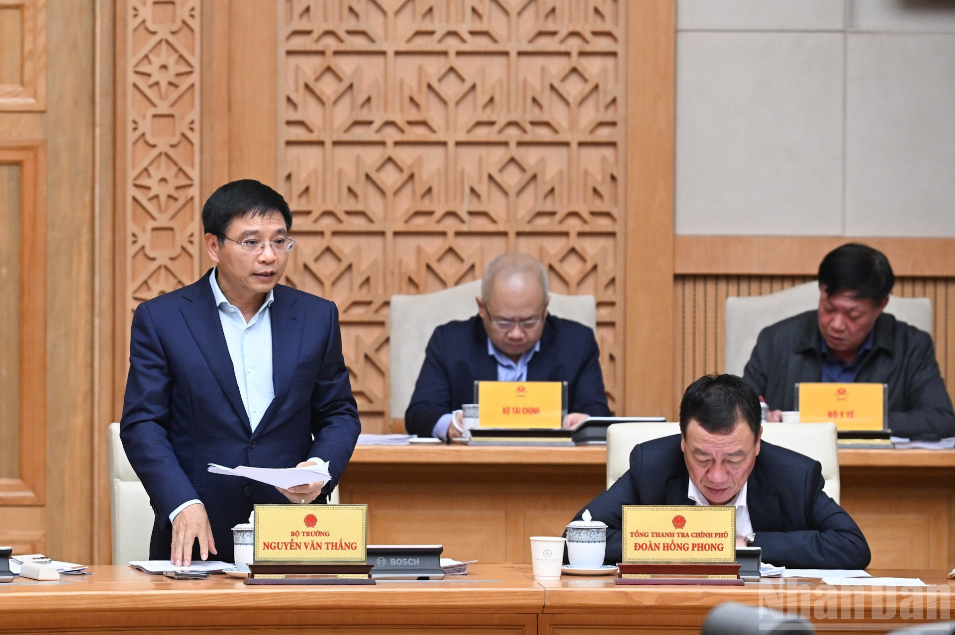 Министр финансов Нгуен Ван Тханг выступает на заседании.