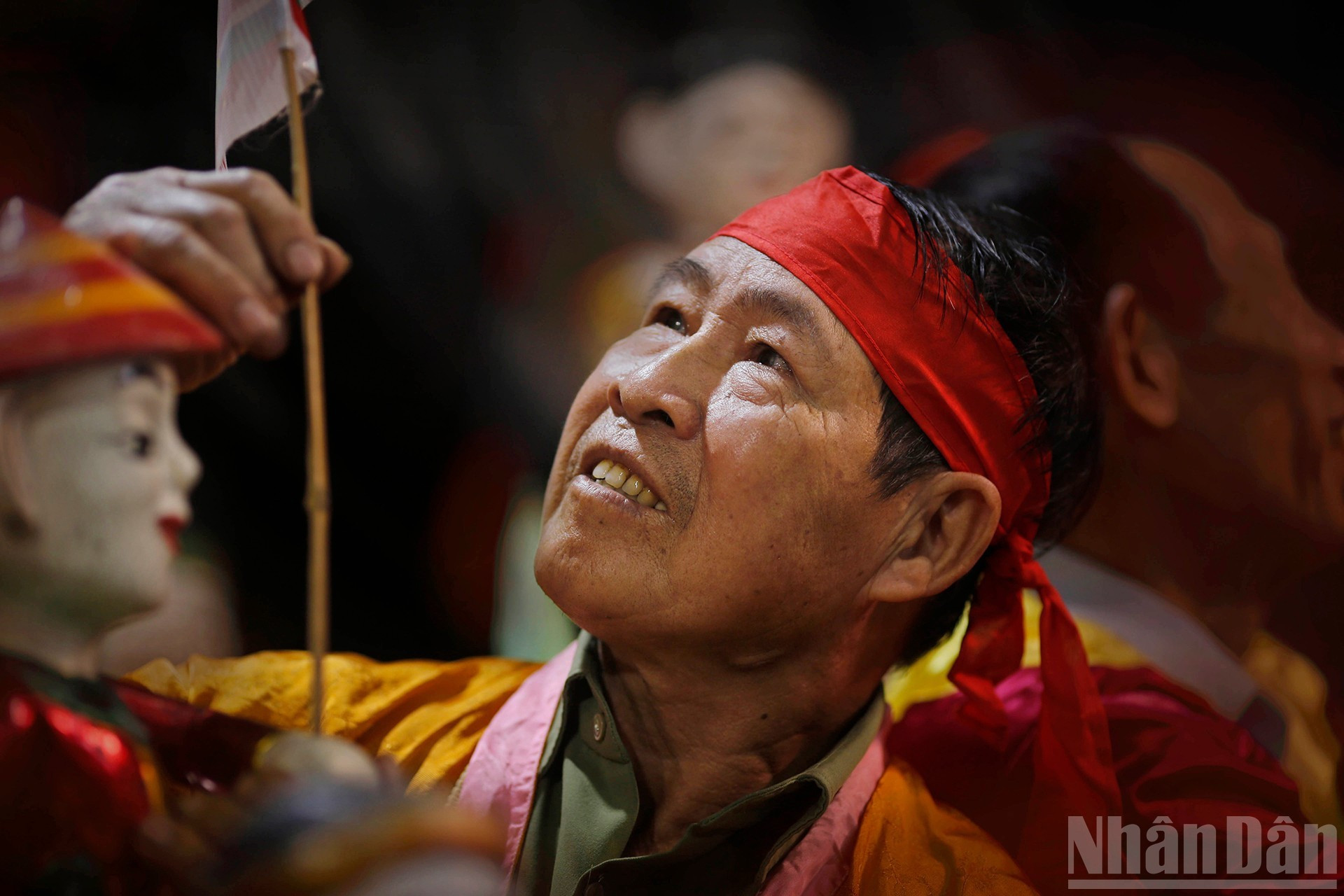 Народный мастер Нгуен Динь Бэй – руководитель труппы кукольного театра на воде Нгуенcа.