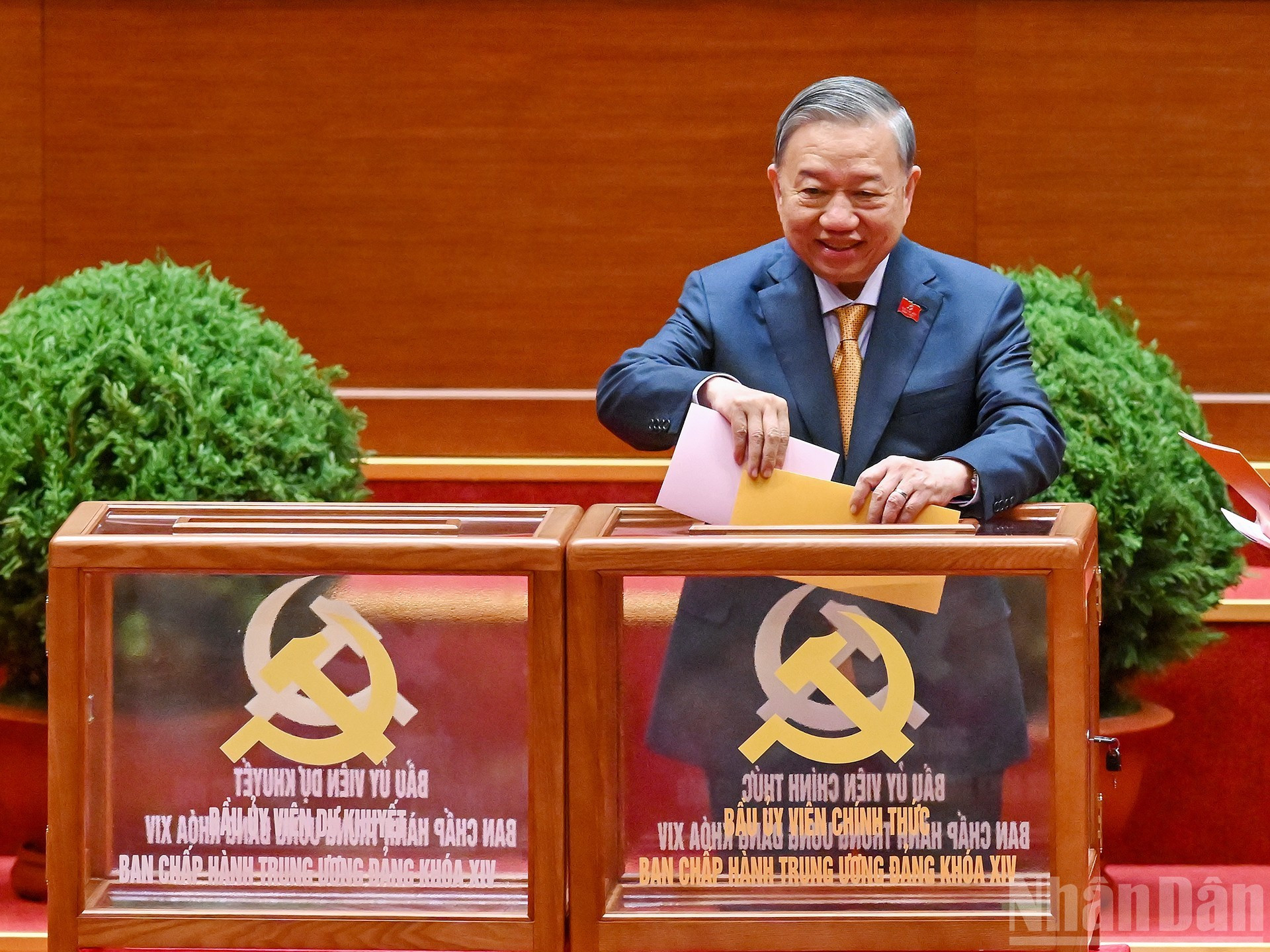 Генеральный секретарь ЦК КПВ То Лам голосует за избрание Центрального комитета КПВ XIV созыва. (Фото: Тхюи Нгуен)