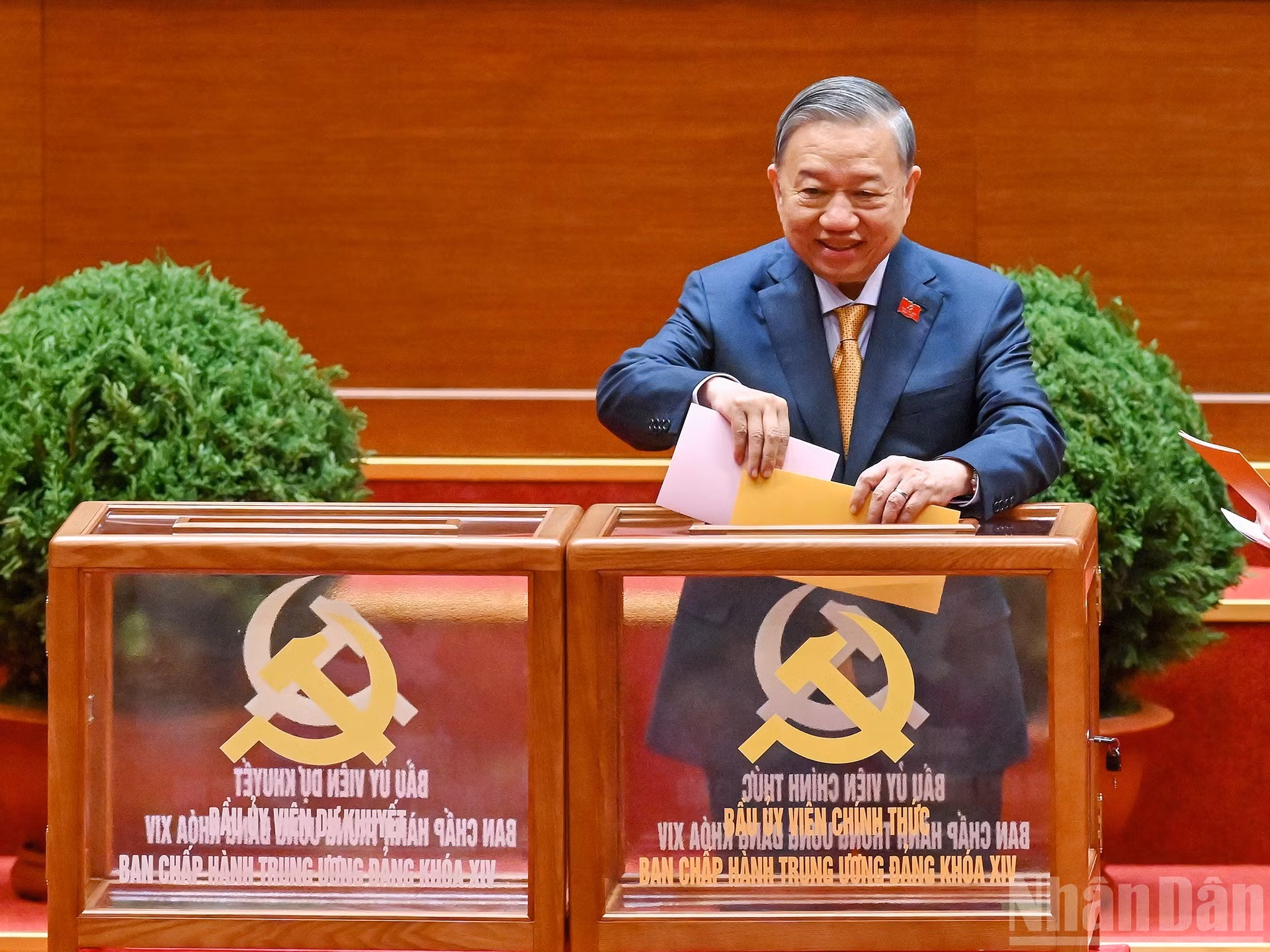 Генеральный секретарь ЦК КПВ То Лам голосует за избрание Центрального комитета КПВ XIV созыва. (Фото: Тхюи Нгуен)