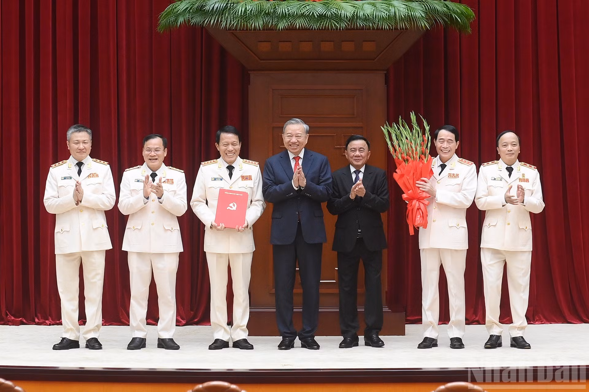 Генеральный секретарь ЦК КПВ, Президент То Лам вручает Решение о назначении в состав Исполнительного комитета, Постоянного бюро, назначении Секретаря и заместителей секретаря Центрального парткома Сил общественной безопасности на срок 2025-2030 годов.