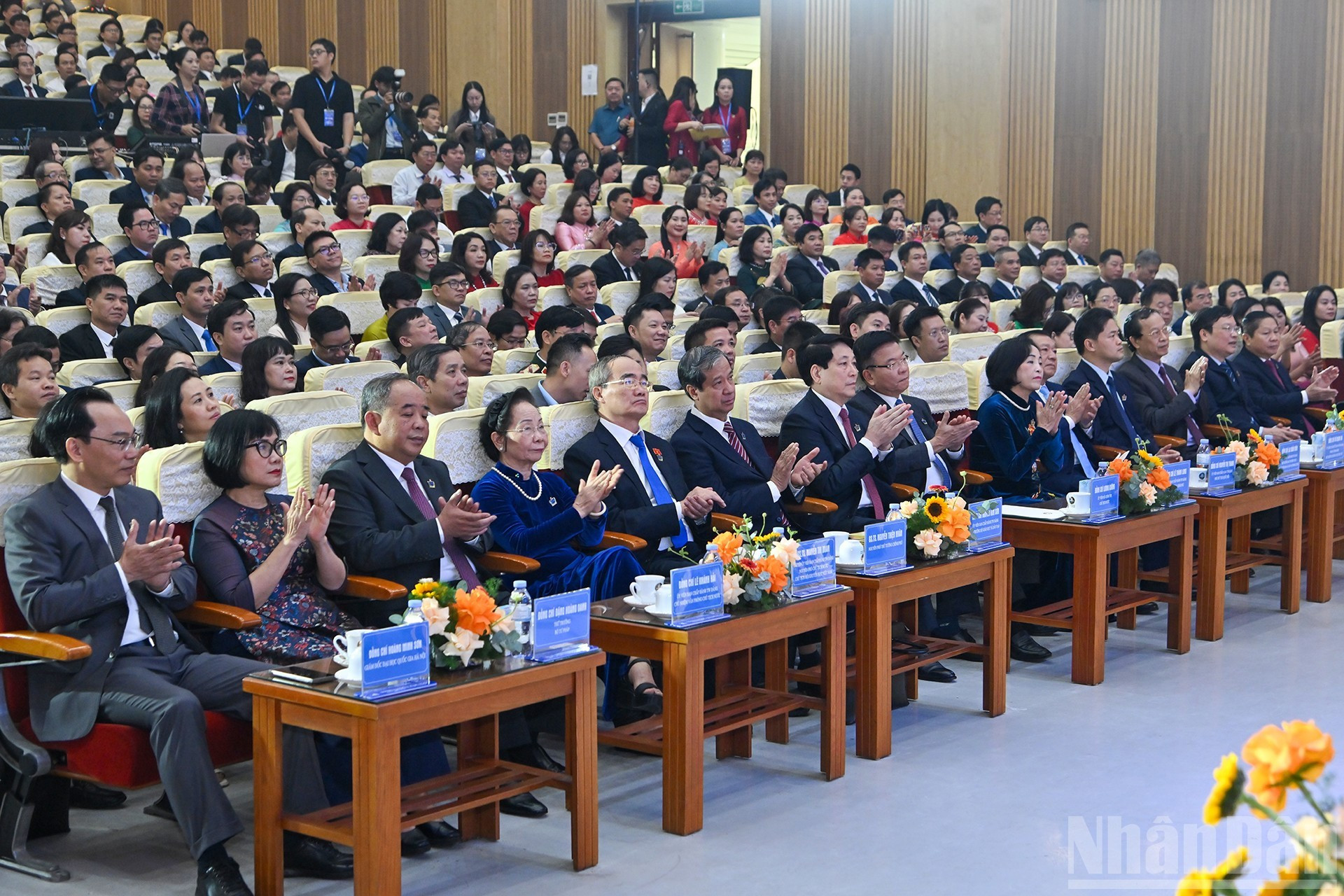 Президент Лыонг Кыонг и делегаты на мероприятии.