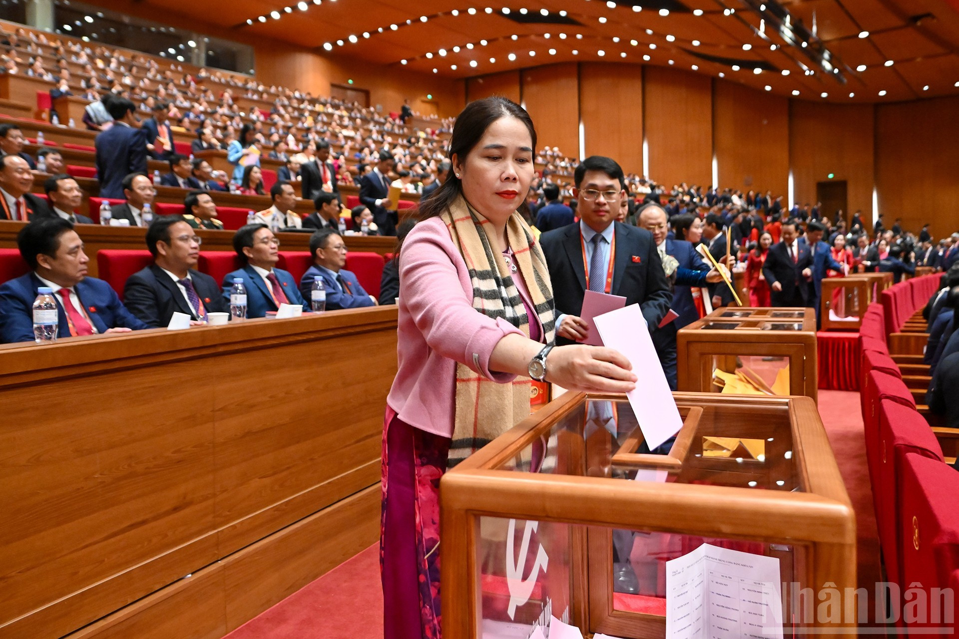 Делегаты голосуют за избрание Центрального комитета КПВ XIV созыва. (Фото: Тхюи Нгуен)