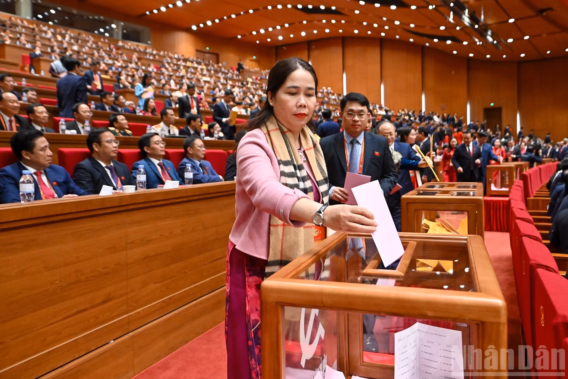 Делегаты голосуют за избрание Центрального комитета КПВ XIV созыва. (Фото: Тхюи Нгуен)