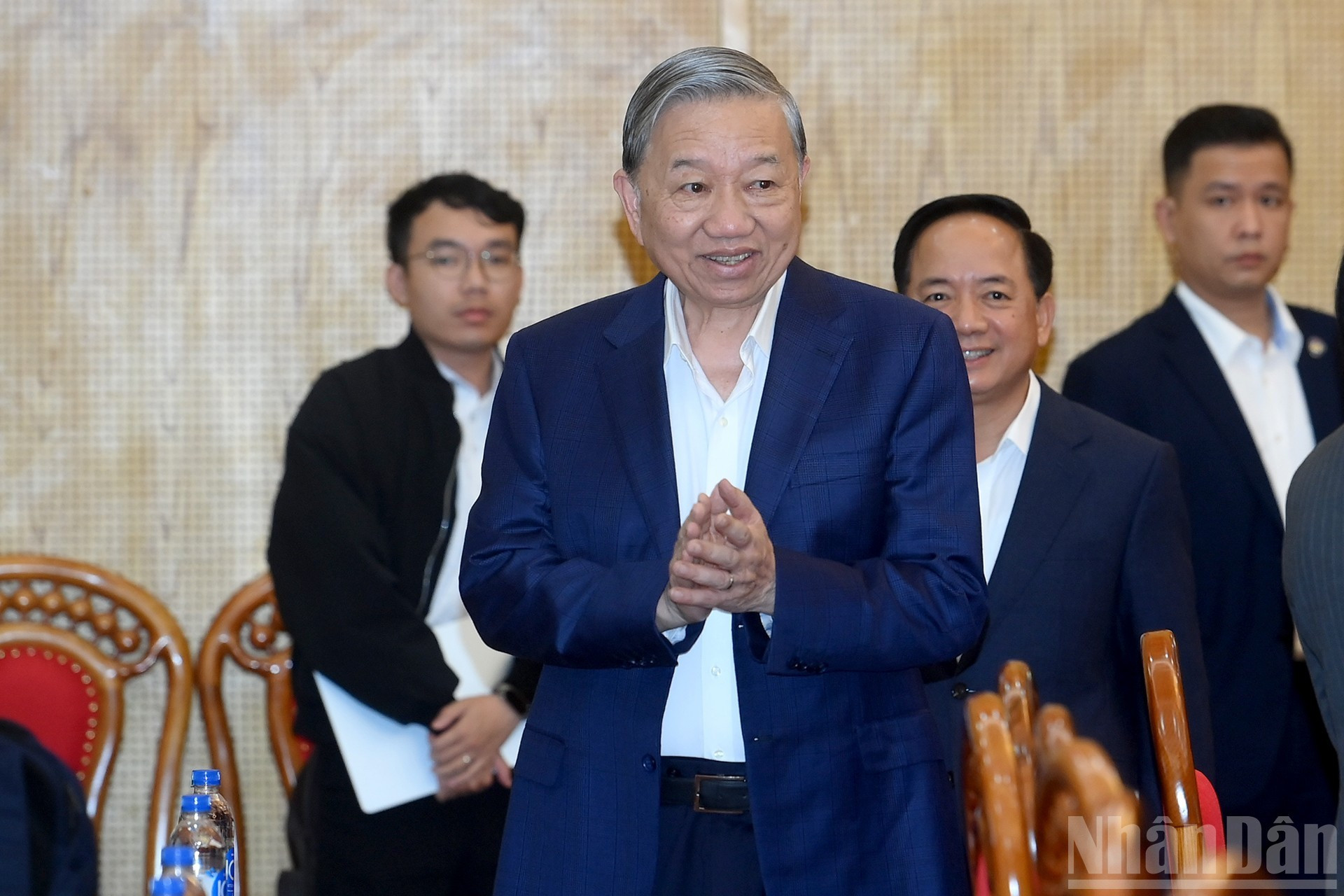 Генеральный секретарь ЦК КПВ То Лам прибывает на рабочую встречу.