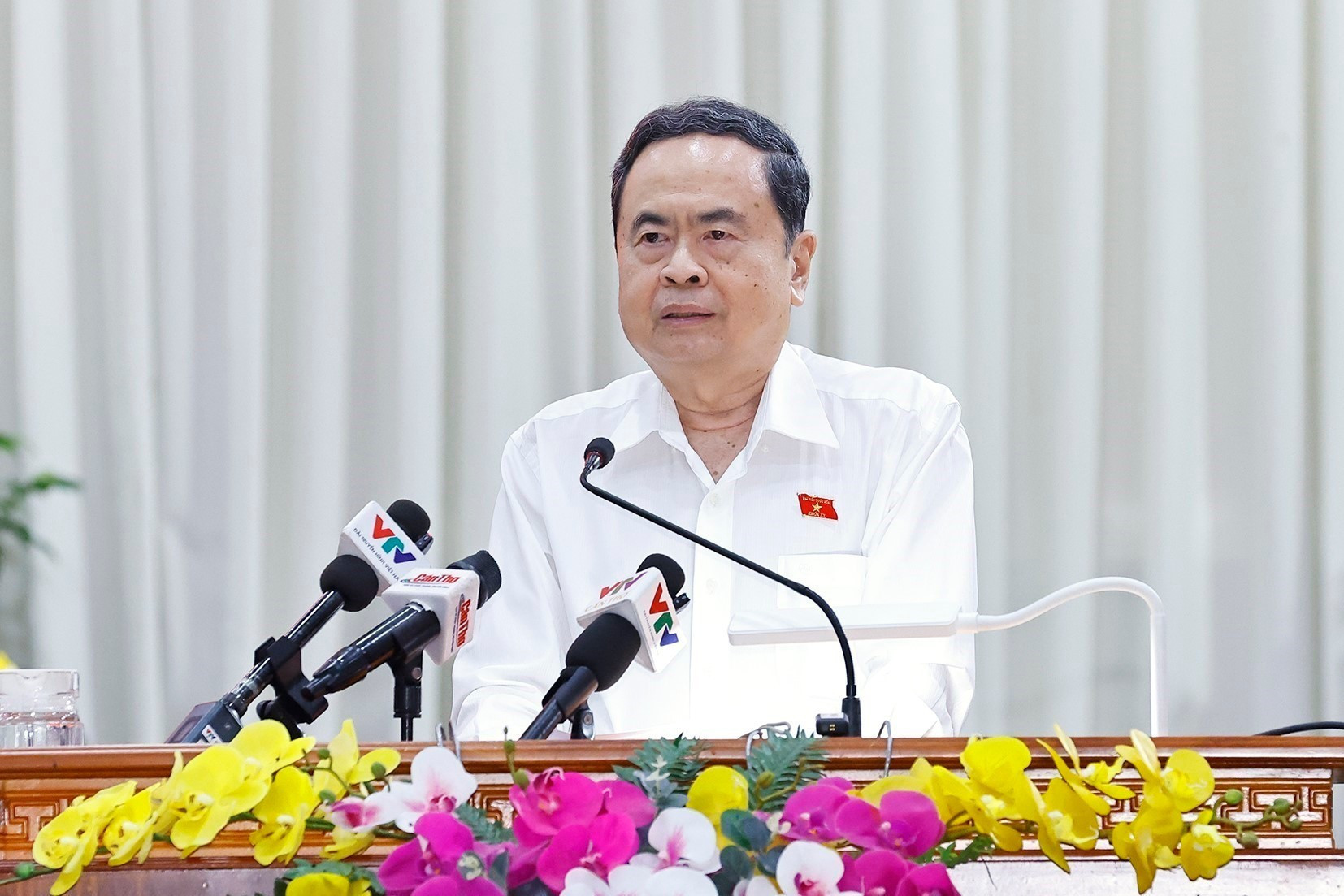 Председатель Национального собрания Чан Тхань Ман выступает на встрече.