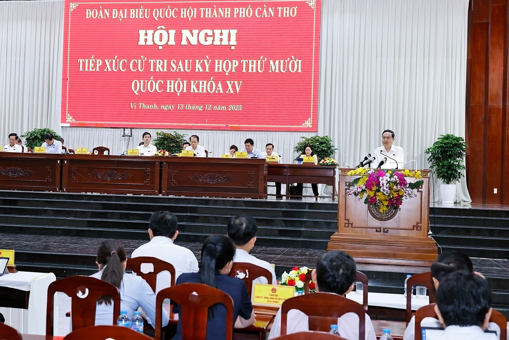 Председатель Национального собрания Чан Тхань Ман выступает с речью.