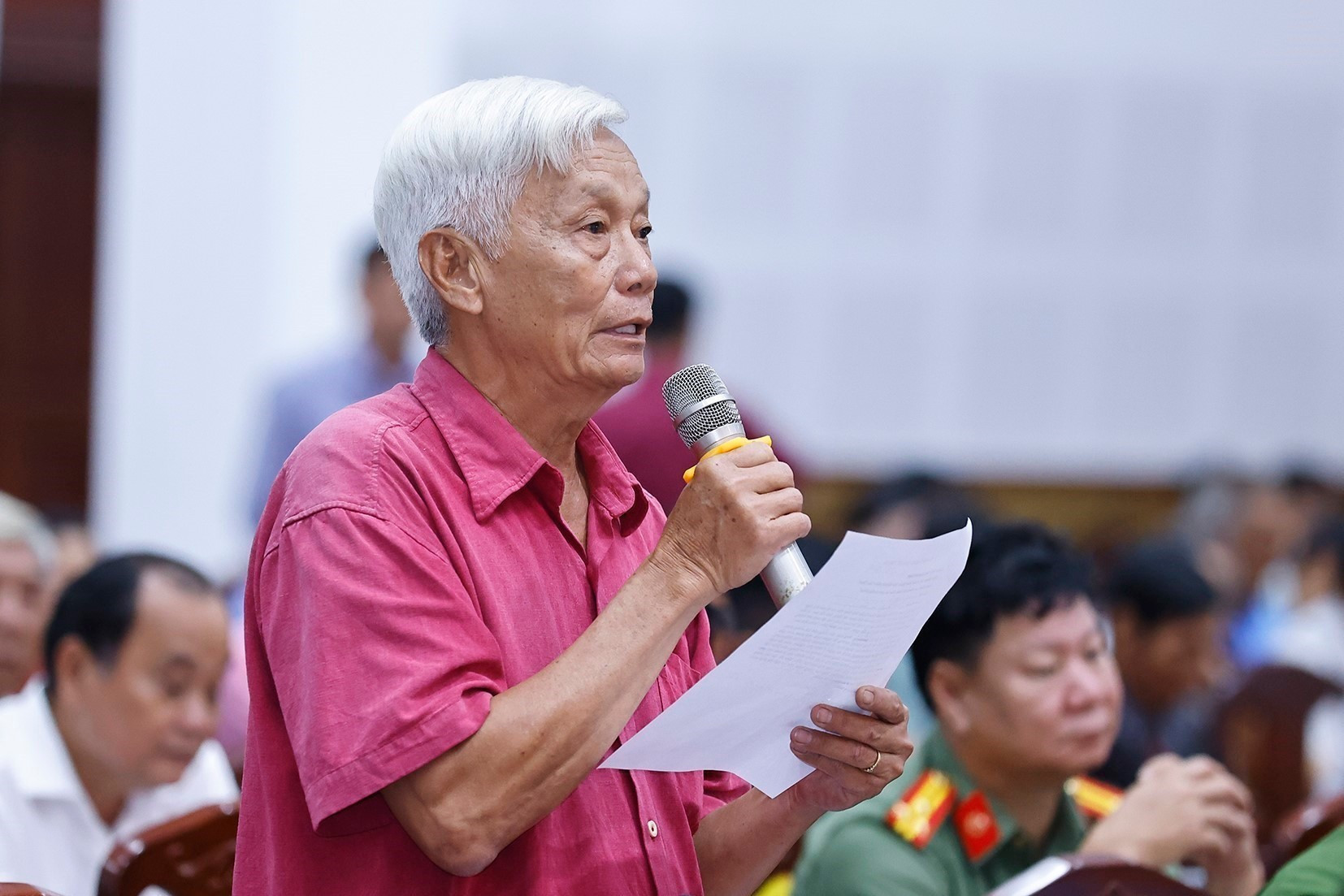 Избиратель Чыонг Хыу Ле выступает с речью.