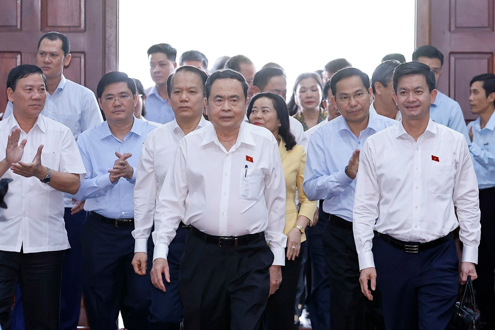 Председатель Национального собрания Чан Тхань Ман и делегаты.