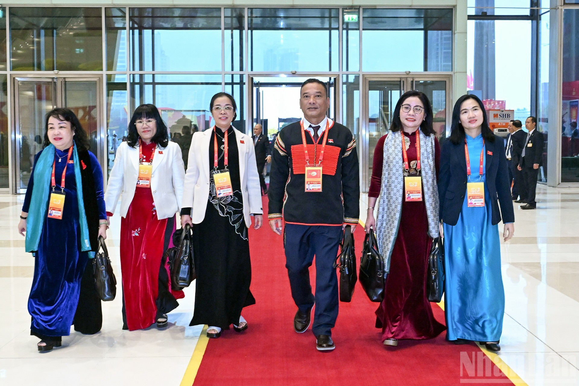 Делегаты прибывают на подготовительное заседание XIV съезда Партии. (Фото: Чан Хай)